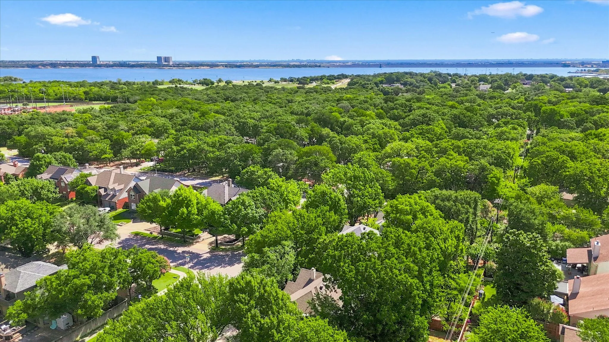 Single Family Residence For Sale in Tarrant County , 1409 Rider Circle, Grapevine, Texas 76051, 4 Bedroom, 3 Bathroom, 3 Garage spaces, 2,612 Sqft, built in 1989, mls#21343781, Real Estate Agent in Grapevine, Homes For Sale in Tarrant county, Homes For Sale in Grapevine, Realtor in Grapevine Texas, Real Estate Brokerage Independent Realty Texas, Luminita Cordes Realtor