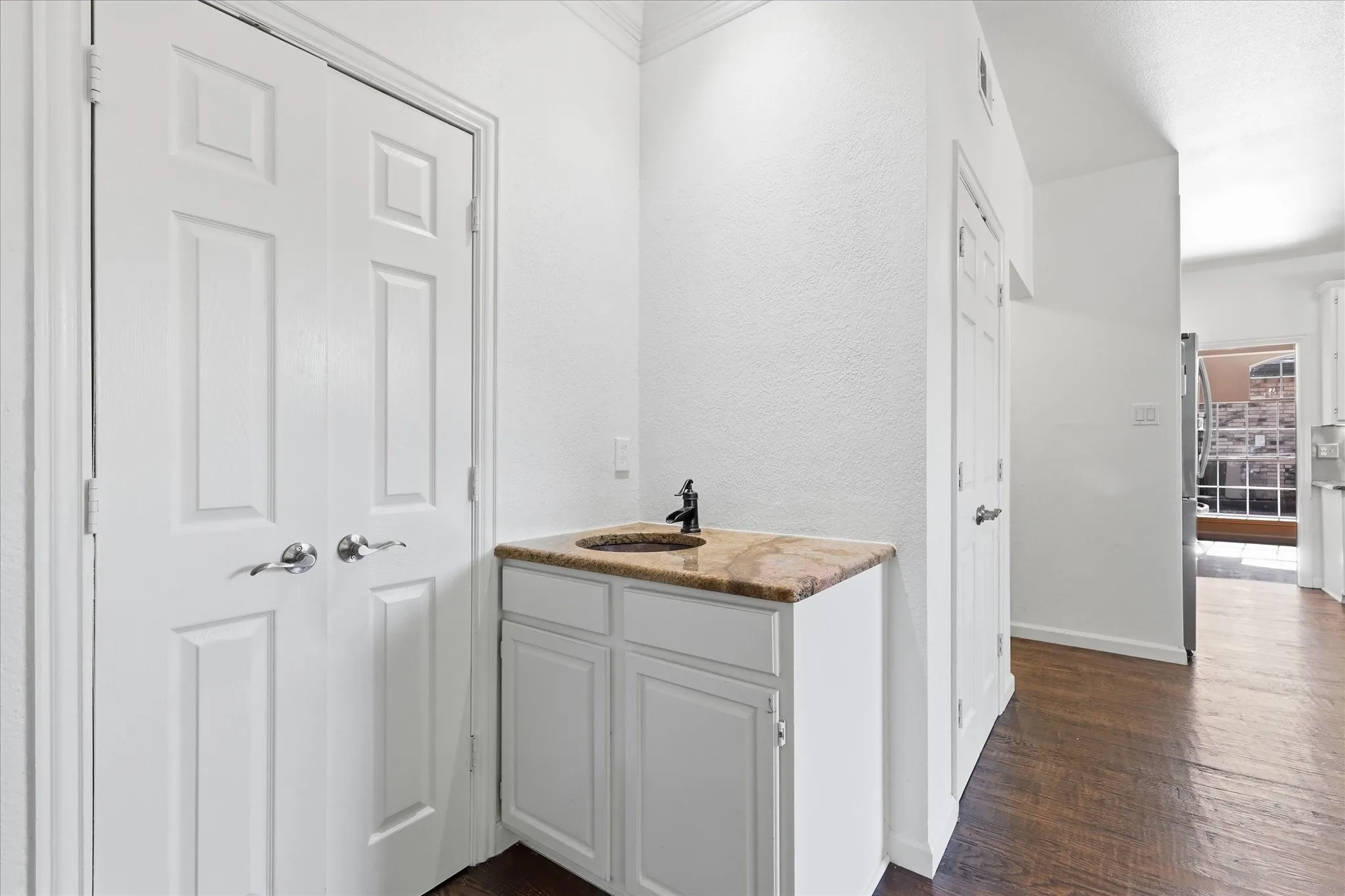 Single Family Residence For Sale in Tarrant County , 1409 Rider Circle, Grapevine, Texas 76051, 4 Bedroom, 3 Bathroom, 3 Garage spaces, 2,612 Sqft, built in 1989, mls#21343781, Real Estate Agent in Grapevine, Homes For Sale in Tarrant county, Homes For Sale in Grapevine, Realtor in Grapevine Texas, Real Estate Brokerage Independent Realty Texas, Luminita Cordes Realtor