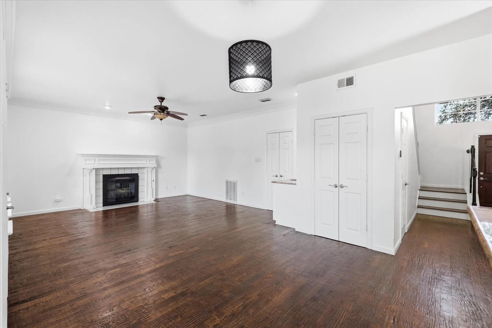 Single Family Residence For Sale in Tarrant County , 1409 Rider Circle, Grapevine, Texas 76051, 4 Bedroom, 3 Bathroom, 3 Garage spaces, 2,612 Sqft, built in 1989, mls#21343781, Real Estate Agent in Grapevine, Homes For Sale in Tarrant county, Homes For Sale in Grapevine, Realtor in Grapevine Texas, Real Estate Brokerage Independent Realty Texas, Luminita Cordes Realtor