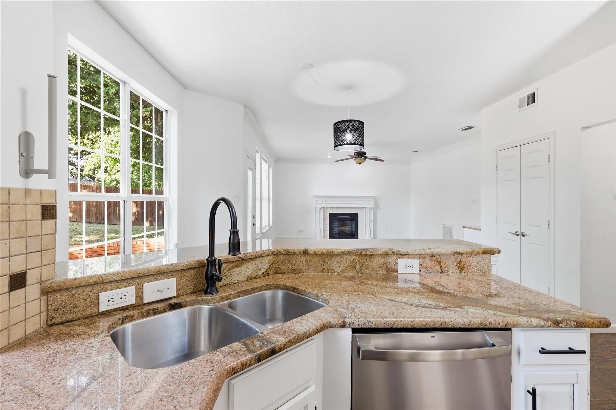 Single Family Residence For Sale in Tarrant County , 1409 Rider Circle, Grapevine, Texas 76051, 4 Bedroom, 3 Bathroom, 3 Garage spaces, 2,612 Sqft, built in 1989, mls#21343781, Real Estate Agent in Grapevine, Homes For Sale in Tarrant county, Homes For Sale in Grapevine, Realtor in Grapevine Texas, Real Estate Brokerage Independent Realty Texas, Luminita Cordes Realtor