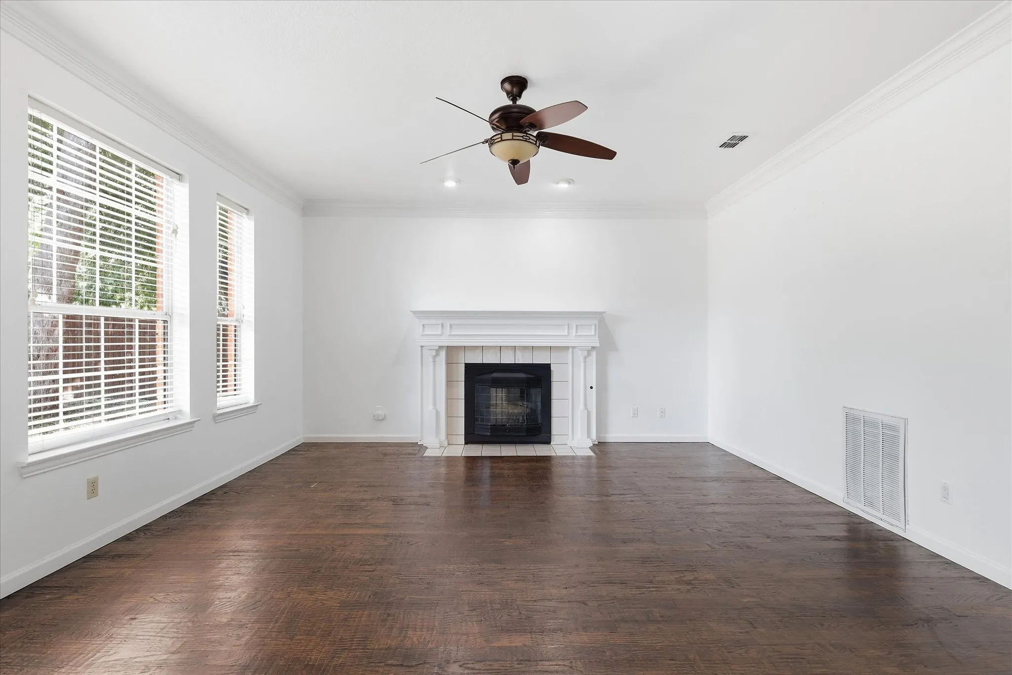 Single Family Residence For Sale in Tarrant County , 1409 Rider Circle, Grapevine, Texas 76051, 4 Bedroom, 3 Bathroom, 3 Garage spaces, 2,612 Sqft, built in 1989, mls#21343781, Real Estate Agent in Grapevine, Homes For Sale in Tarrant county, Homes For Sale in Grapevine, Realtor in Grapevine Texas, Real Estate Brokerage Independent Realty Texas, Luminita Cordes Realtor