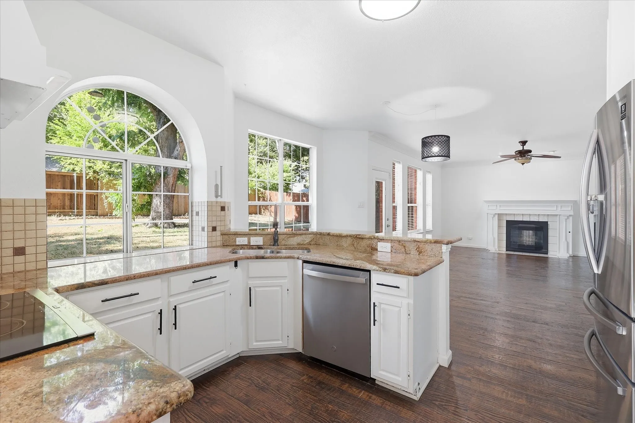 Single Family Residence For Sale in Tarrant County , 1409 Rider Circle, Grapevine, Texas 76051, 4 Bedroom, 3 Bathroom, 3 Garage spaces, 2,612 Sqft, built in 1989, mls#21343781, Real Estate Agent in Grapevine, Homes For Sale in Tarrant county, Homes For Sale in Grapevine, Realtor in Grapevine Texas, Real Estate Brokerage Independent Realty Texas, Luminita Cordes Realtor