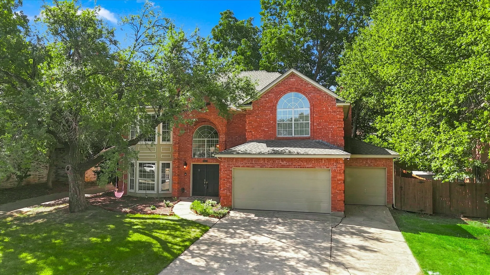 Single Family Residence For Sale in Tarrant County , 1409 Rider Circle, Grapevine, Texas 76051, 4 Bedroom, 3 Bathroom, 3 Garage spaces, 2,612 Sqft, built in 1989, mls#21343781, Real Estate Agent in Grapevine, Homes For Sale in Tarrant county, Homes For Sale in Grapevine, Realtor in Grapevine Texas, Real Estate Brokerage Independent Realty Texas, Luminita Cordes Realtor