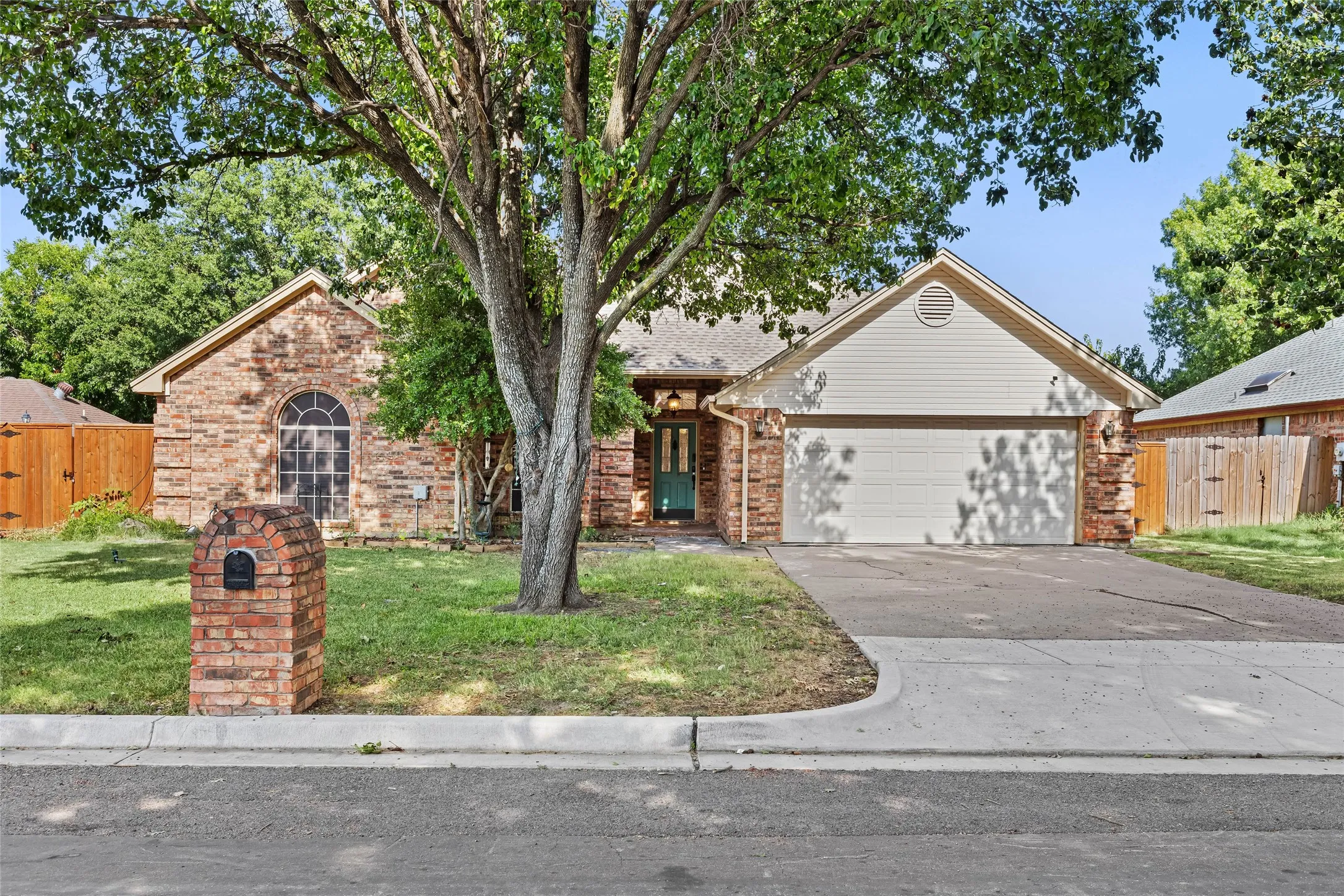 Single Family Residence For Sale in Tarrant County , 7732 Sagebrush Court N, North Richland Hills, Texas 76182, 4 Bedroom, 2 Bathroom, 2 Garage spaces, 2,081 Sqft, built in 1989, mls#21357478, Real Estate Agent in North Richland Hills, Homes For Sale in Tarrant county, Homes For Sale in North Richland Hills, Realtor in North Richland Hills Texas, Real Estate Brokerage Independent Realty Texas, Luminita Cordes Realtor