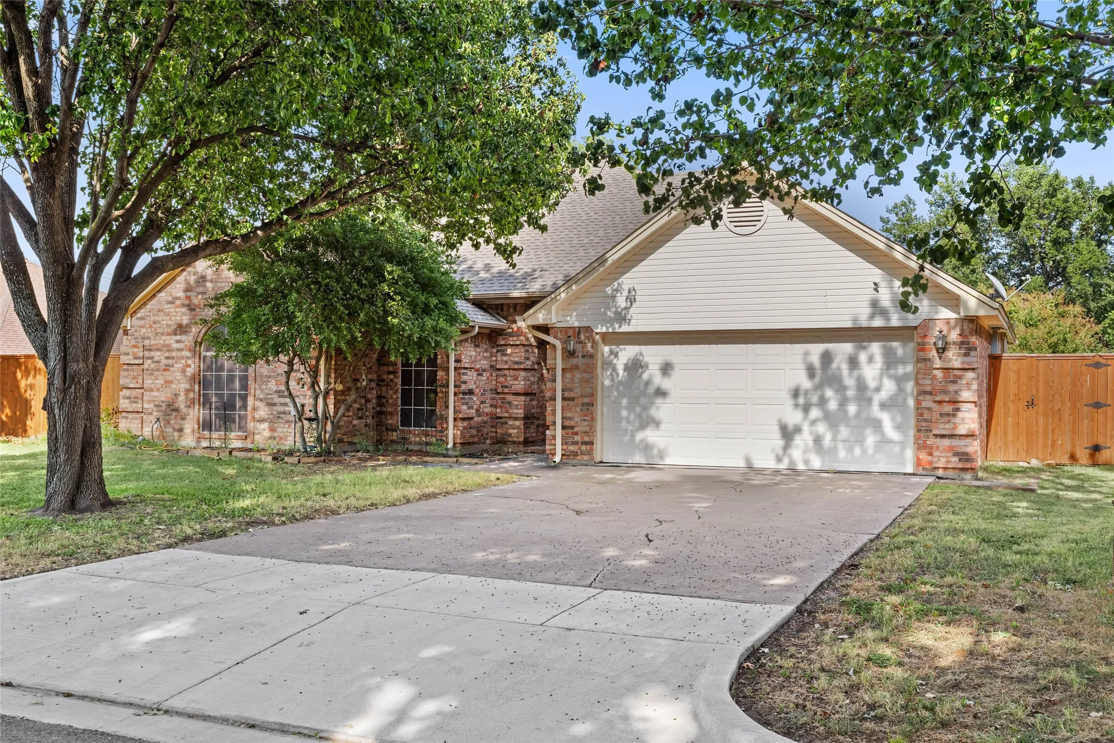 Single Family Residence For Sale in Tarrant County , 7732 Sagebrush Court N, North Richland Hills, Texas 76182, 4 Bedroom, 2 Bathroom, 2 Garage spaces, 2,081 Sqft, built in 1989, mls#21357478, Real Estate Agent in North Richland Hills, Homes For Sale in Tarrant county, Homes For Sale in North Richland Hills, Realtor in North Richland Hills Texas, Real Estate Brokerage Independent Realty Texas, Luminita Cordes Realtor