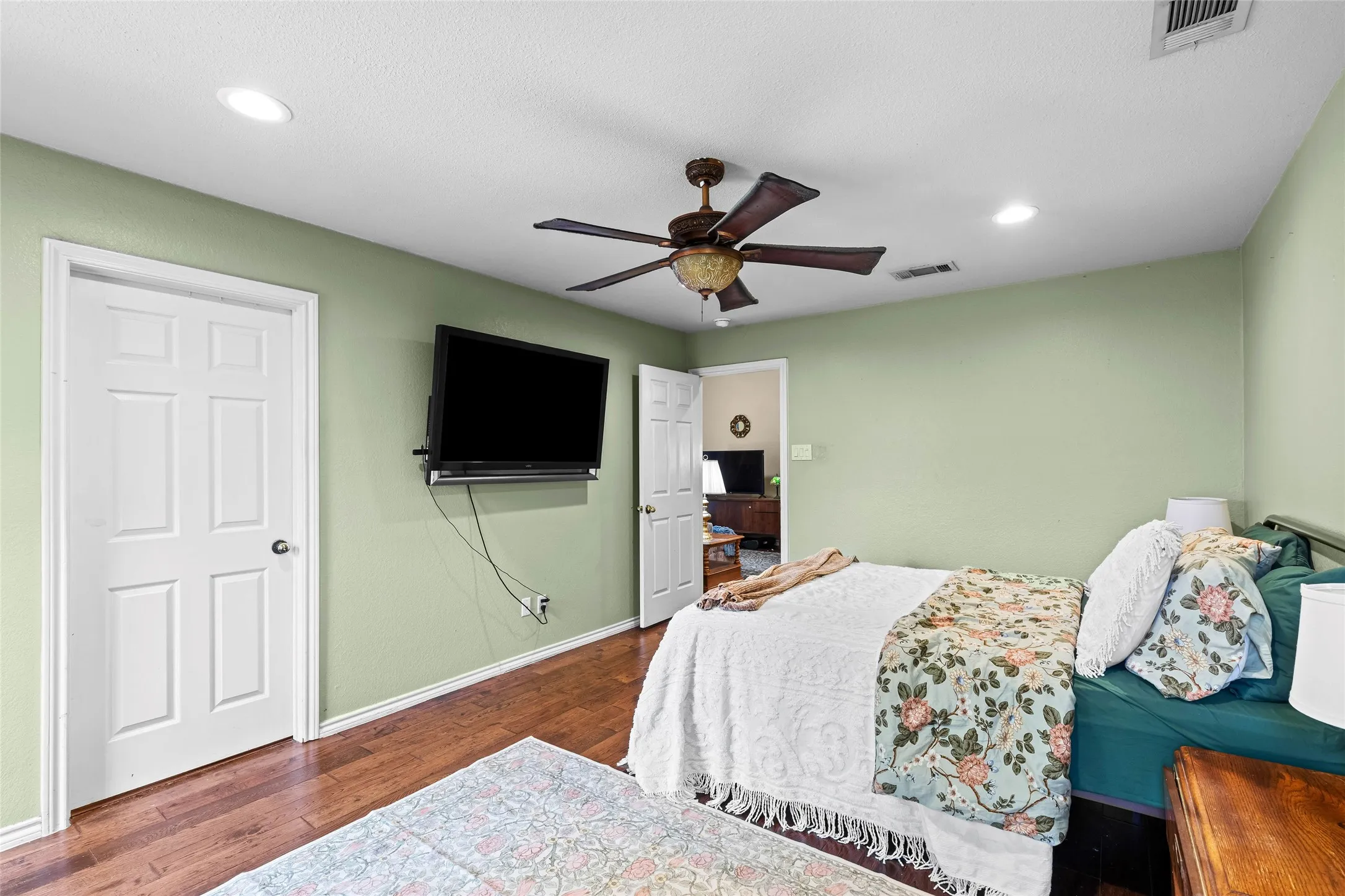 Single Family Residence For Sale in Tarrant County , 7732 Sagebrush Court N, North Richland Hills, Texas 76182, 4 Bedroom, 2 Bathroom, 2 Garage spaces, 2,081 Sqft, built in 1989, mls#21357478, Real Estate Agent in North Richland Hills, Homes For Sale in Tarrant county, Homes For Sale in North Richland Hills, Realtor in North Richland Hills Texas, Real Estate Brokerage Independent Realty Texas, Luminita Cordes Realtor