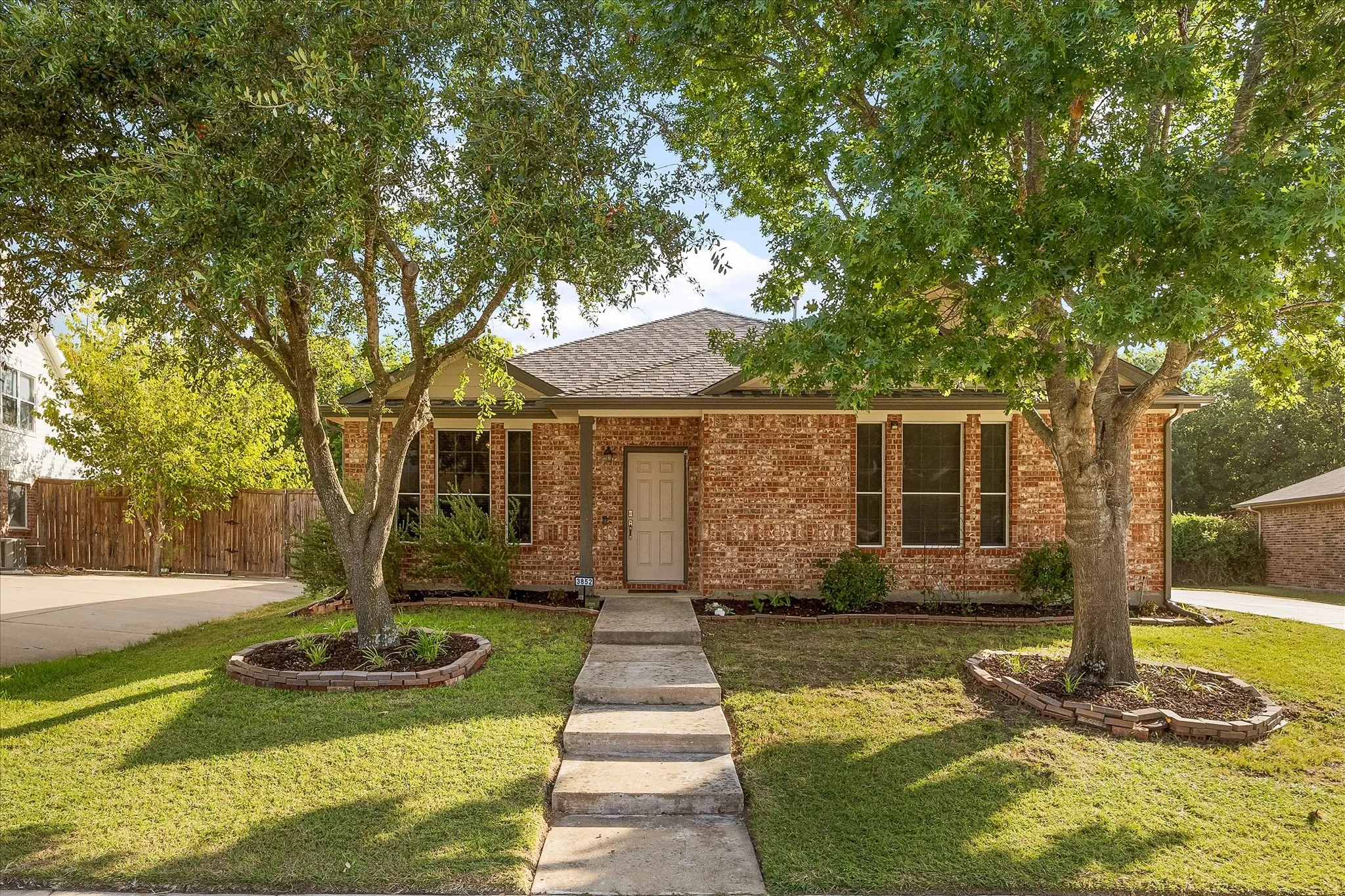 Single Family Residence For Sale in Rockwall County , 3852 Juniper Hills Drive, Rockwall, Texas 75032, 3 Bedroom, 2 Bathroom, 2 Garage spaces, 2,117 Sqft, built in 2004, mls#21356136, Real Estate Agent in Rockwall, Homes For Sale in Rockwall county, Homes For Sale in Rockwall, Realtor in Rockwall Texas, Real Estate Brokerage Independent Realty Texas, Luminita Cordes Realtor