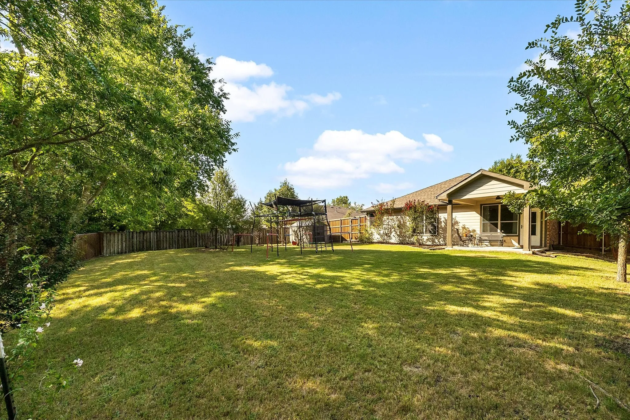 Single Family Residence For Sale in Rockwall County , 3852 Juniper Hills Drive, Rockwall, Texas 75032, 3 Bedroom, 2 Bathroom, 2 Garage spaces, 2,117 Sqft, built in 2004, mls#21356136, Real Estate Agent in Rockwall, Homes For Sale in Rockwall county, Homes For Sale in Rockwall, Realtor in Rockwall Texas, Real Estate Brokerage Independent Realty Texas, Luminita Cordes Realtor