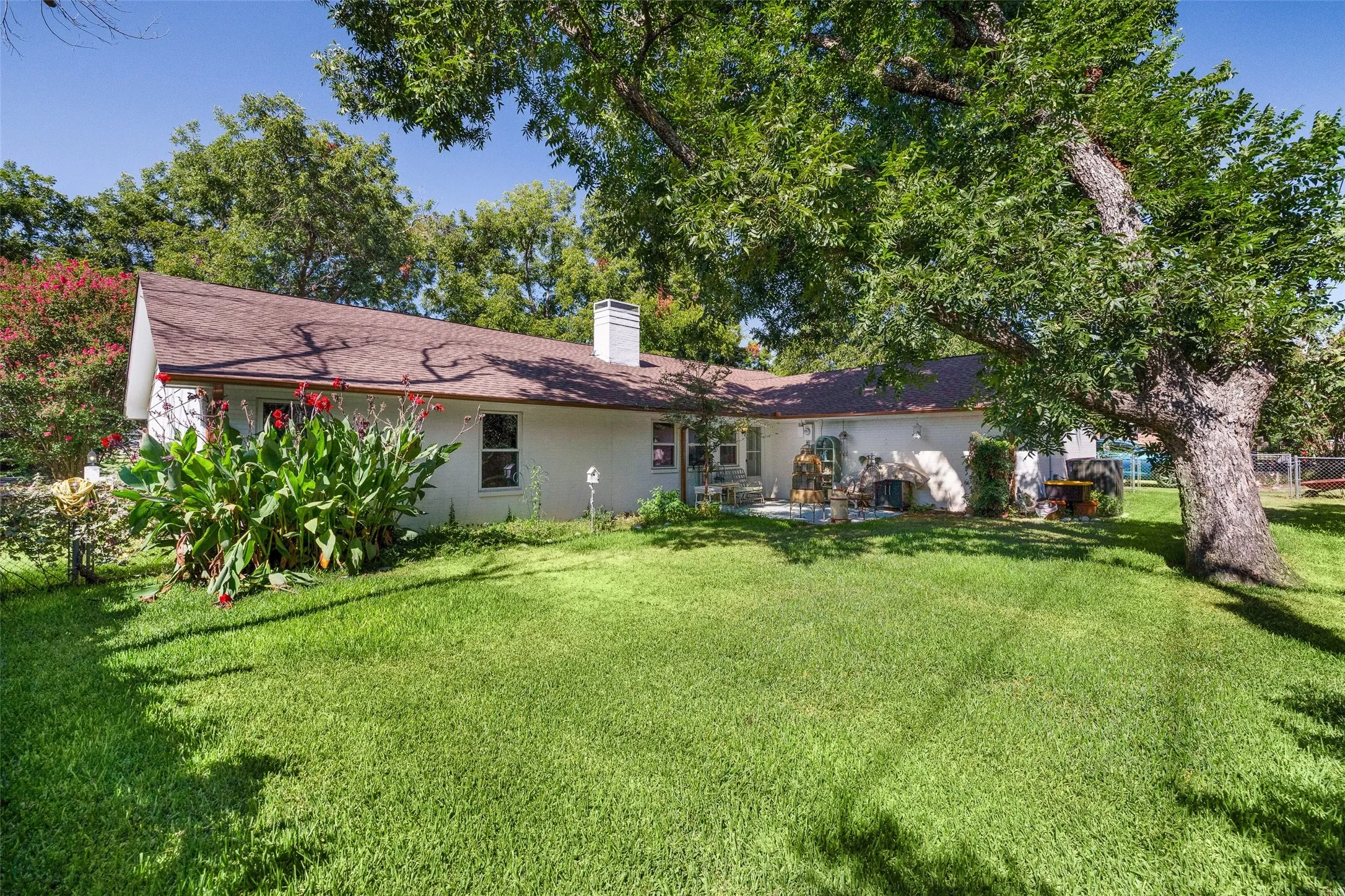 Single Family Residence For Sale in Hood County , 5110 Wedgefield Road, Granbury, Texas 76049, 3 Bedroom, 2 Bathroom, 2 Garage spaces, 2,158 Sqft, built in 1975, mls#21353462, Real Estate Agent in Granbury, Homes For Sale in Hood county, Homes For Sale in Granbury, Realtor in Granbury Texas, Real Estate Brokerage Independent Realty Texas, Luminita Cordes Realtor