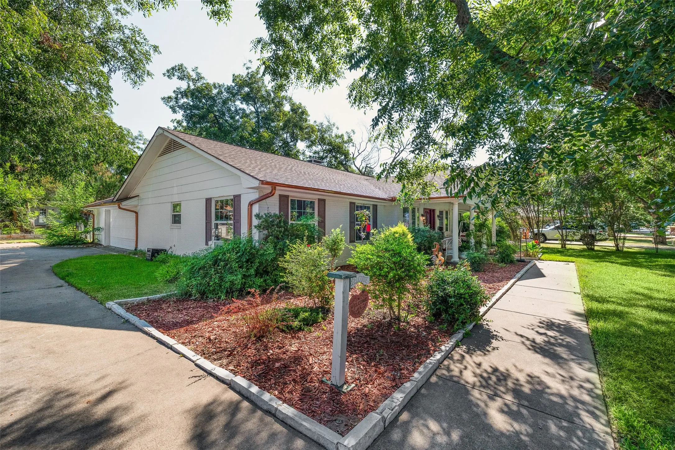 Single Family Residence For Sale in Hood County , 5110 Wedgefield Road, Granbury, Texas 76049, 3 Bedroom, 2 Bathroom, 2 Garage spaces, 2,158 Sqft, built in 1975, mls#21353462, Real Estate Agent in Granbury, Homes For Sale in Hood county, Homes For Sale in Granbury, Realtor in Granbury Texas, Real Estate Brokerage Independent Realty Texas, Luminita Cordes Realtor