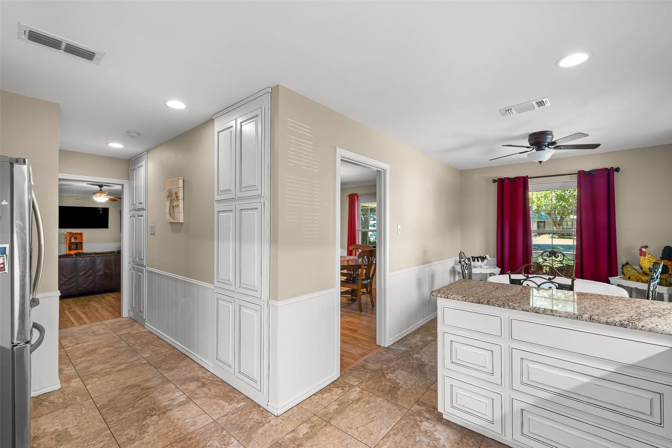 Single Family Residence For Sale in Hood County , 5110 Wedgefield Road, Granbury, Texas 76049, 3 Bedroom, 2 Bathroom, 2 Garage spaces, 2,158 Sqft, built in 1975, mls#21353462, Real Estate Agent in Granbury, Homes For Sale in Hood county, Homes For Sale in Granbury, Realtor in Granbury Texas, Real Estate Brokerage Independent Realty Texas, Luminita Cordes Realtor