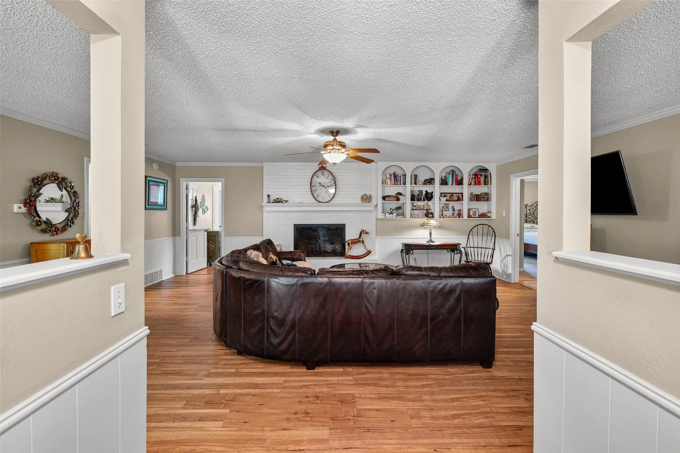 Single Family Residence For Sale in Hood County , 5110 Wedgefield Road, Granbury, Texas 76049, 3 Bedroom, 2 Bathroom, 2 Garage spaces, 2,158 Sqft, built in 1975, mls#21353462, Real Estate Agent in Granbury, Homes For Sale in Hood county, Homes For Sale in Granbury, Realtor in Granbury Texas, Real Estate Brokerage Independent Realty Texas, Luminita Cordes Realtor