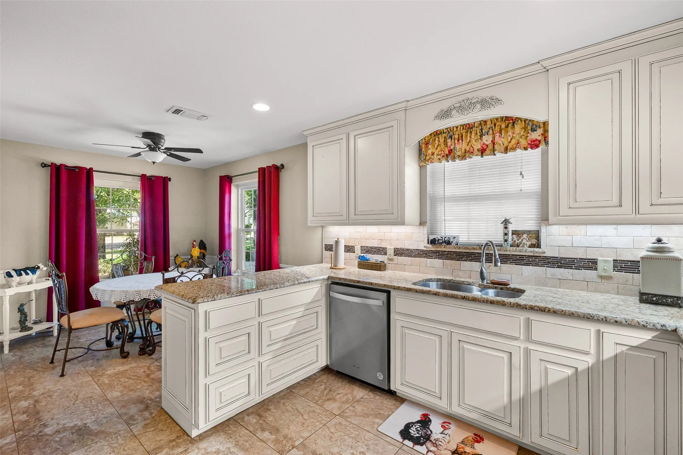 Single Family Residence For Sale in Hood County , 5110 Wedgefield Road, Granbury, Texas 76049, 3 Bedroom, 2 Bathroom, 2 Garage spaces, 2,158 Sqft, built in 1975, mls#21353462, Real Estate Agent in Granbury, Homes For Sale in Hood county, Homes For Sale in Granbury, Realtor in Granbury Texas, Real Estate Brokerage Independent Realty Texas, Luminita Cordes Realtor