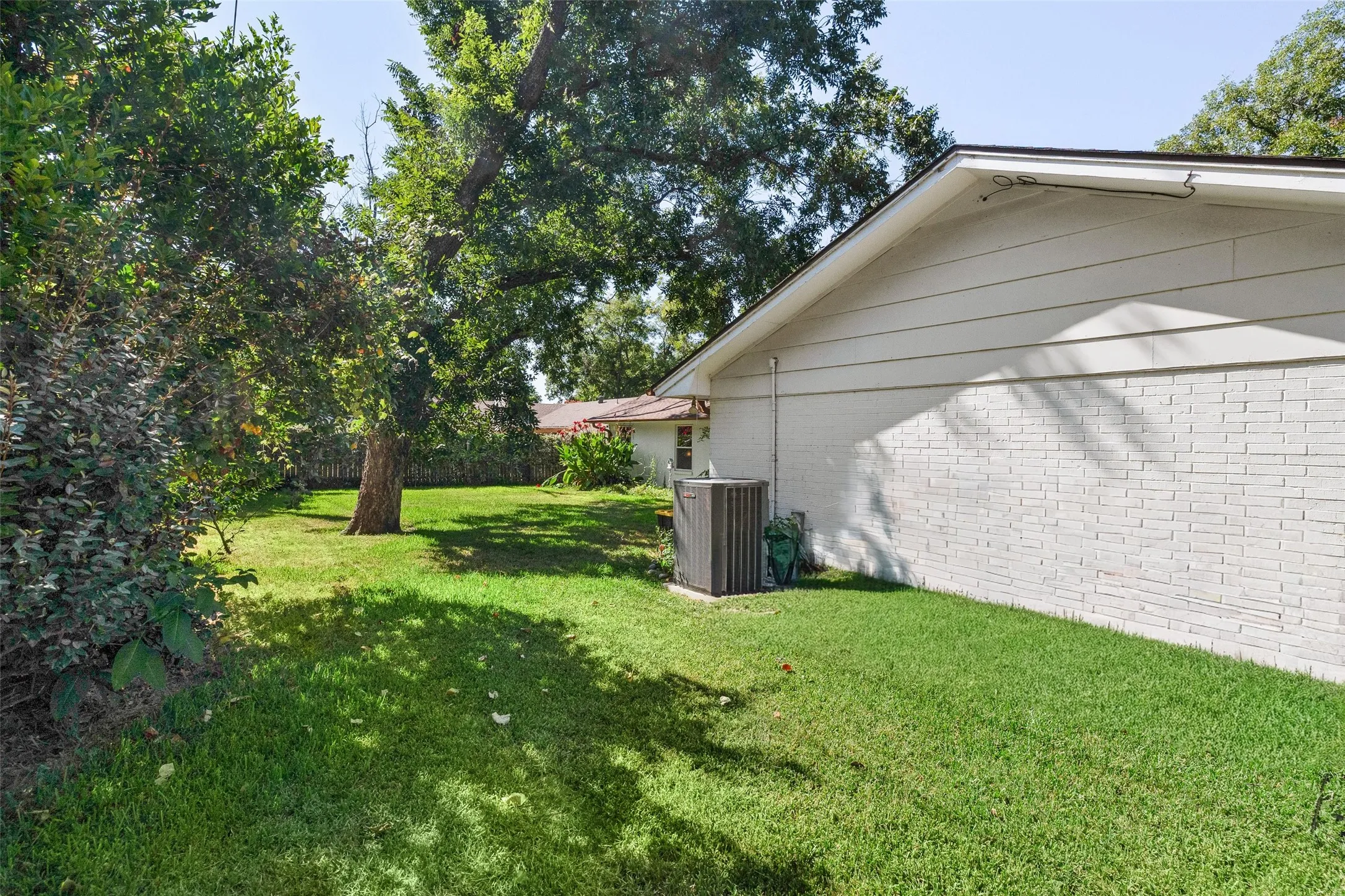 Single Family Residence For Sale in Hood County , 5110 Wedgefield Road, Granbury, Texas 76049, 3 Bedroom, 2 Bathroom, 2 Garage spaces, 2,158 Sqft, built in 1975, mls#21353462, Real Estate Agent in Granbury, Homes For Sale in Hood county, Homes For Sale in Granbury, Realtor in Granbury Texas, Real Estate Brokerage Independent Realty Texas, Luminita Cordes Realtor