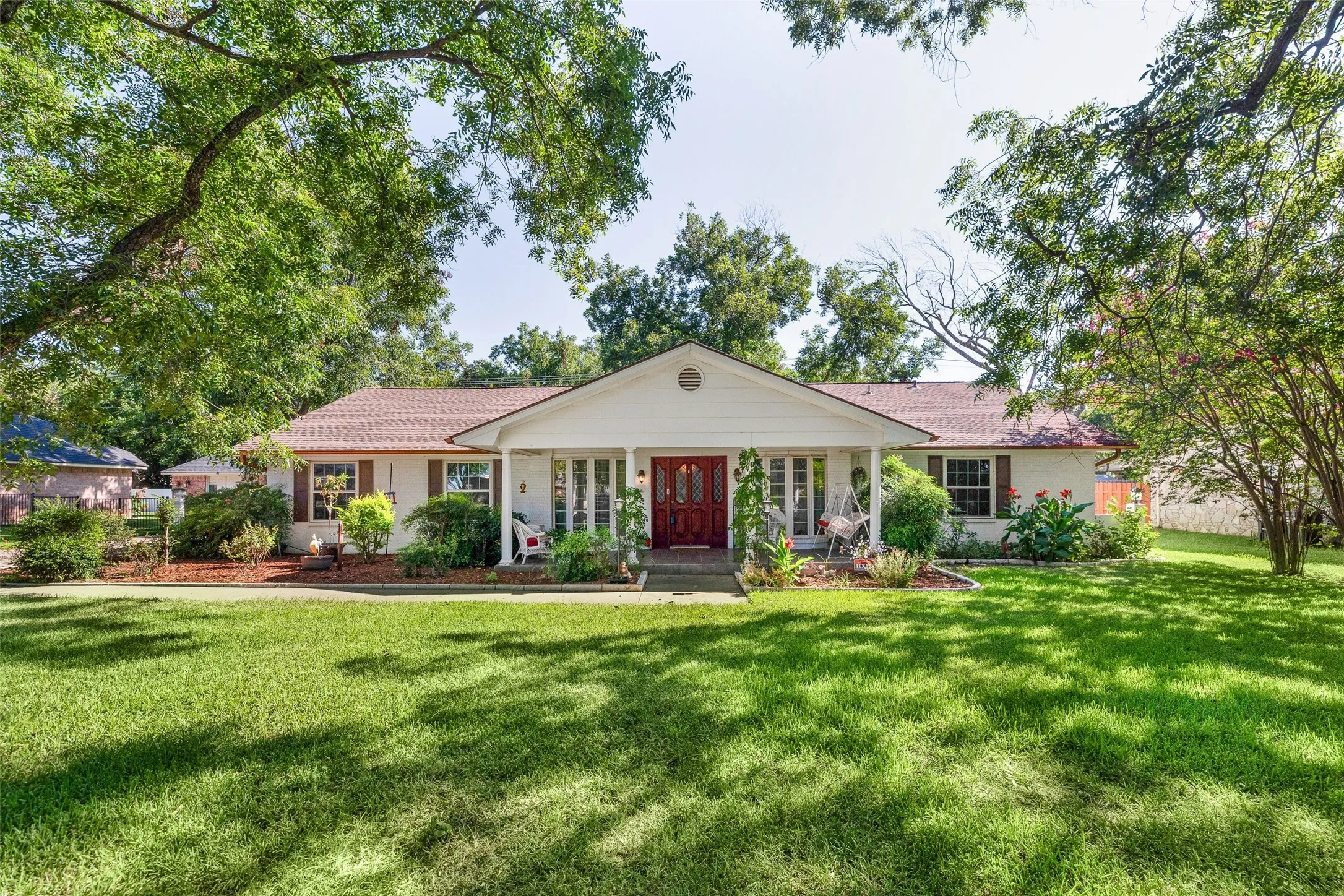 Single Family Residence For Sale in Hood County , 5110 Wedgefield Road, Granbury, Texas 76049, 3 Bedroom, 2 Bathroom, 2 Garage spaces, 2,158 Sqft, built in 1975, mls#21353462, Real Estate Agent in Granbury, Homes For Sale in Hood county, Homes For Sale in Granbury, Realtor in Granbury Texas, Real Estate Brokerage Independent Realty Texas, Luminita Cordes Realtor