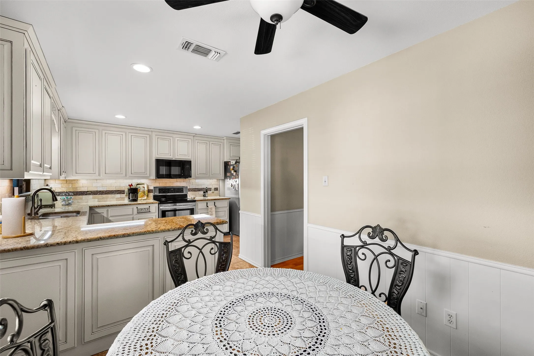 Single Family Residence For Sale in Hood County , 5110 Wedgefield Road, Granbury, Texas 76049, 3 Bedroom, 2 Bathroom, 2 Garage spaces, 2,158 Sqft, built in 1975, mls#21353462, Real Estate Agent in Granbury, Homes For Sale in Hood county, Homes For Sale in Granbury, Realtor in Granbury Texas, Real Estate Brokerage Independent Realty Texas, Luminita Cordes Realtor