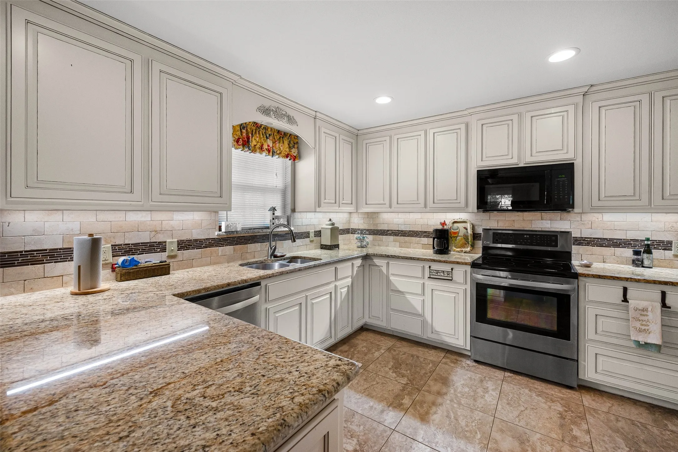 Single Family Residence For Sale in Hood County , 5110 Wedgefield Road, Granbury, Texas 76049, 3 Bedroom, 2 Bathroom, 2 Garage spaces, 2,158 Sqft, built in 1975, mls#21353462, Real Estate Agent in Granbury, Homes For Sale in Hood county, Homes For Sale in Granbury, Realtor in Granbury Texas, Real Estate Brokerage Independent Realty Texas, Luminita Cordes Realtor