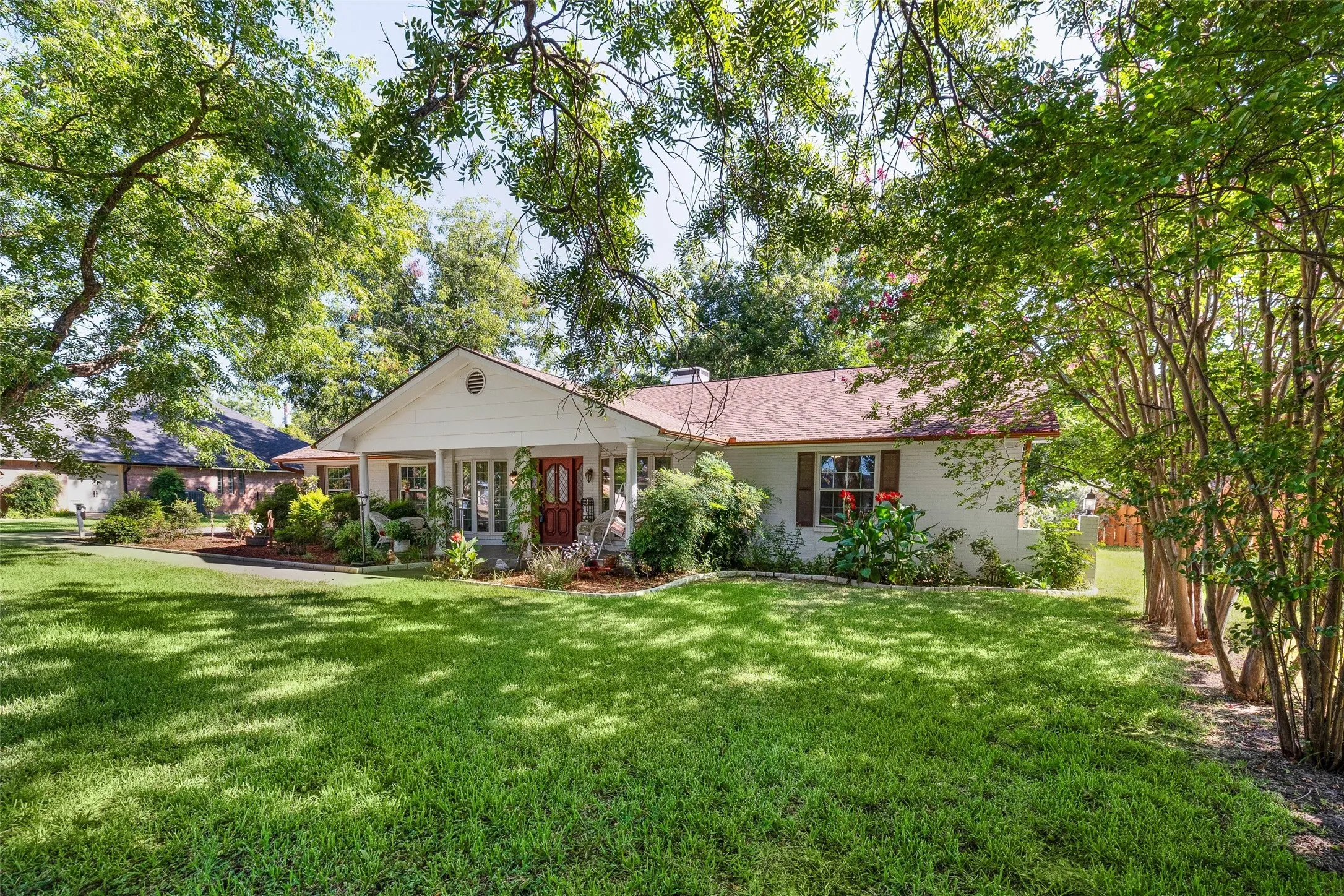 Single Family Residence For Sale in Hood County , 5110 Wedgefield Road, Granbury, Texas 76049, 3 Bedroom, 2 Bathroom, 2 Garage spaces, 2,158 Sqft, built in 1975, mls#21353462, Real Estate Agent in Granbury, Homes For Sale in Hood county, Homes For Sale in Granbury, Realtor in Granbury Texas, Real Estate Brokerage Independent Realty Texas, Luminita Cordes Realtor