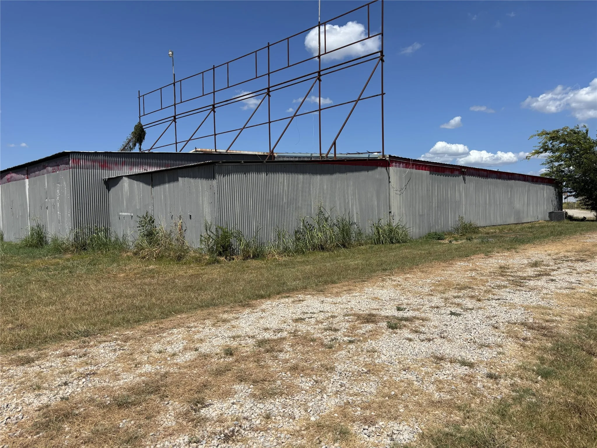 Warehouse For Rent in Hunt County , 104 Taylor Drive, Quinlan, Texas 75474, 0, 0, Garage spaces, 6,600 Sqft, built in 1960, Price $1,800, mls#21356834, Real Estate Agent in Quinlan, Homes For Rent in Hunt county, Homes For Rent in Quinlan, Realtor in Quinlan Texas, Real Estate Brokerage Independent Realty Texas, Luminita Cordes Realtor