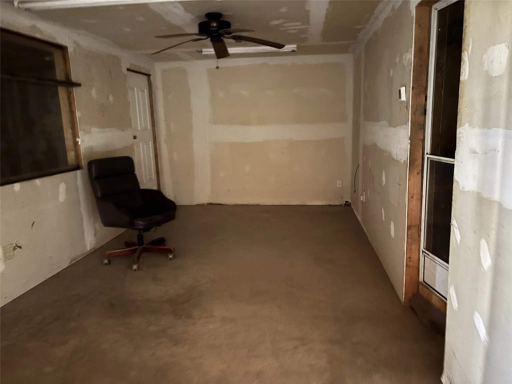 Warehouse For Rent in Hunt County , 104 Taylor Drive, Quinlan, Texas 75474, 0, 0, Garage spaces, 6,600 Sqft, built in 1960, Price $1,800, mls#21356834, Real Estate Agent in Quinlan, Homes For Rent in Hunt county, Homes For Rent in Quinlan, Realtor in Quinlan Texas, Real Estate Brokerage Independent Realty Texas, Luminita Cordes Realtor