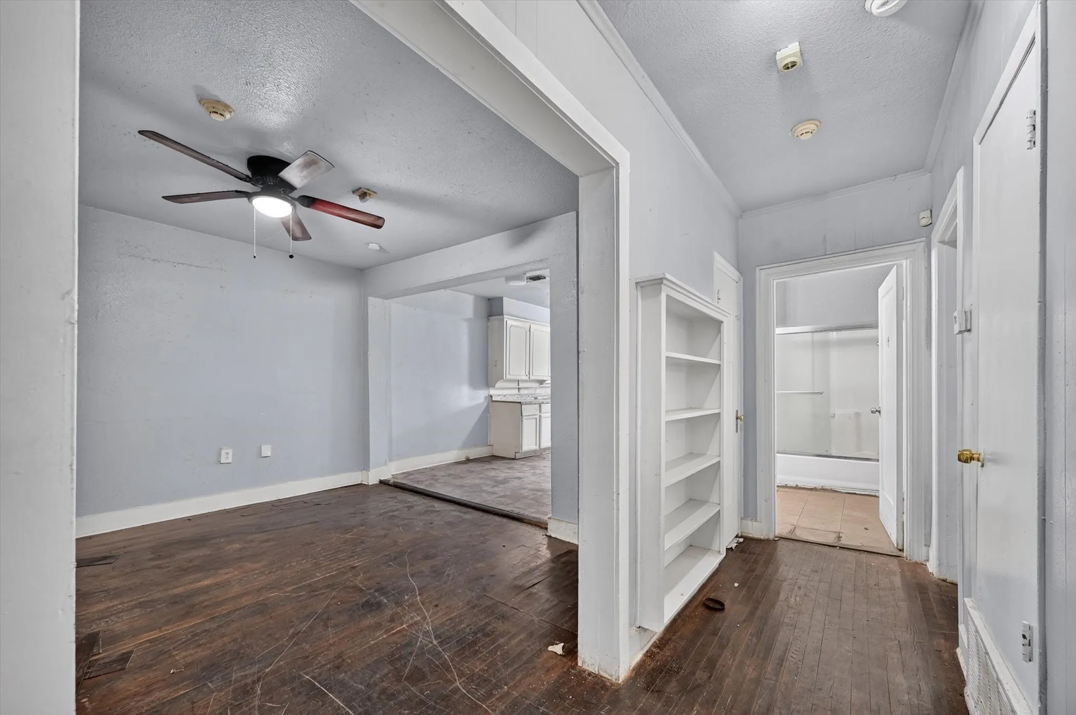 Single Family Residence For Sale in Tarrant County , 2813 E Rosedale Street, Fort Worth, Texas 76105, 2 Bedroom, 2 Bathroom, Garage spaces, 1,376 Sqft, built in 1934, mls#21357342, Real Estate Agent in Fort Worth, Homes For Sale in Tarrant county, Homes For Sale in Fort Worth, Realtor in Fort Worth Texas, Real Estate Brokerage Independent Realty Texas, Luminita Cordes Realtor
