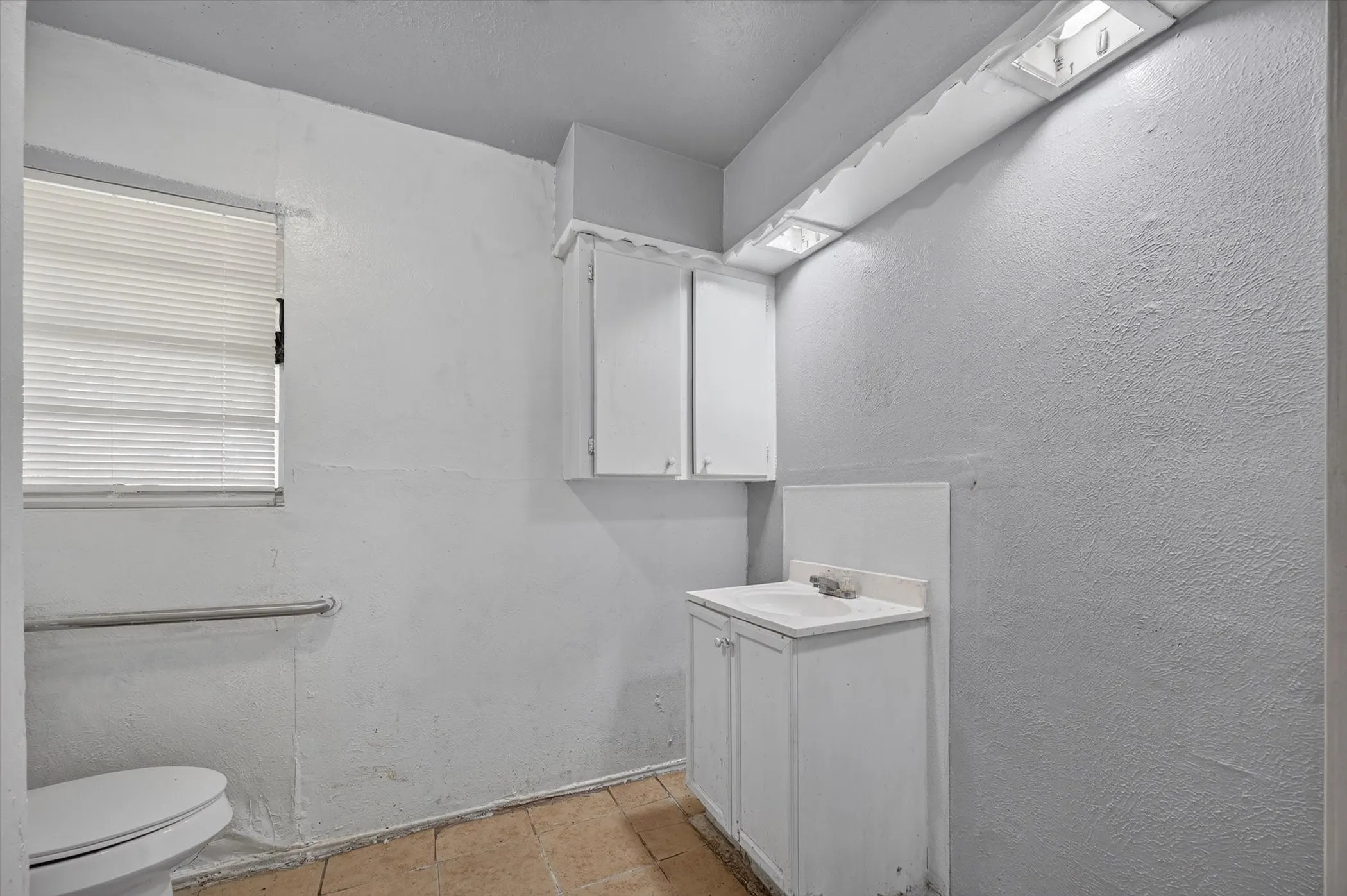 Single Family Residence For Sale in Tarrant County , 2813 E Rosedale Street, Fort Worth, Texas 76105, 2 Bedroom, 2 Bathroom, Garage spaces, 1,376 Sqft, built in 1934, mls#21357342, Real Estate Agent in Fort Worth, Homes For Sale in Tarrant county, Homes For Sale in Fort Worth, Realtor in Fort Worth Texas, Real Estate Brokerage Independent Realty Texas, Luminita Cordes Realtor