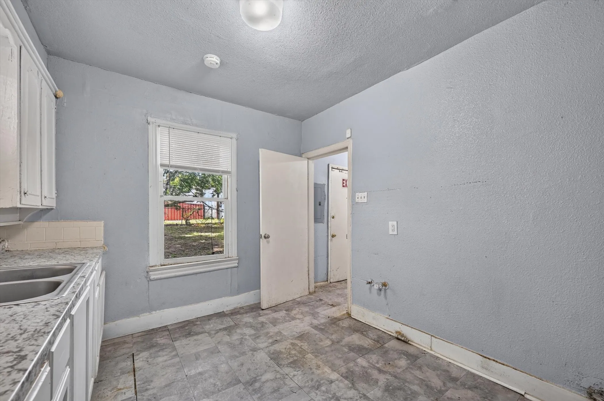 Single Family Residence For Sale in Tarrant County , 2813 E Rosedale Street, Fort Worth, Texas 76105, 2 Bedroom, 2 Bathroom, Garage spaces, 1,376 Sqft, built in 1934, mls#21357342, Real Estate Agent in Fort Worth, Homes For Sale in Tarrant county, Homes For Sale in Fort Worth, Realtor in Fort Worth Texas, Real Estate Brokerage Independent Realty Texas, Luminita Cordes Realtor