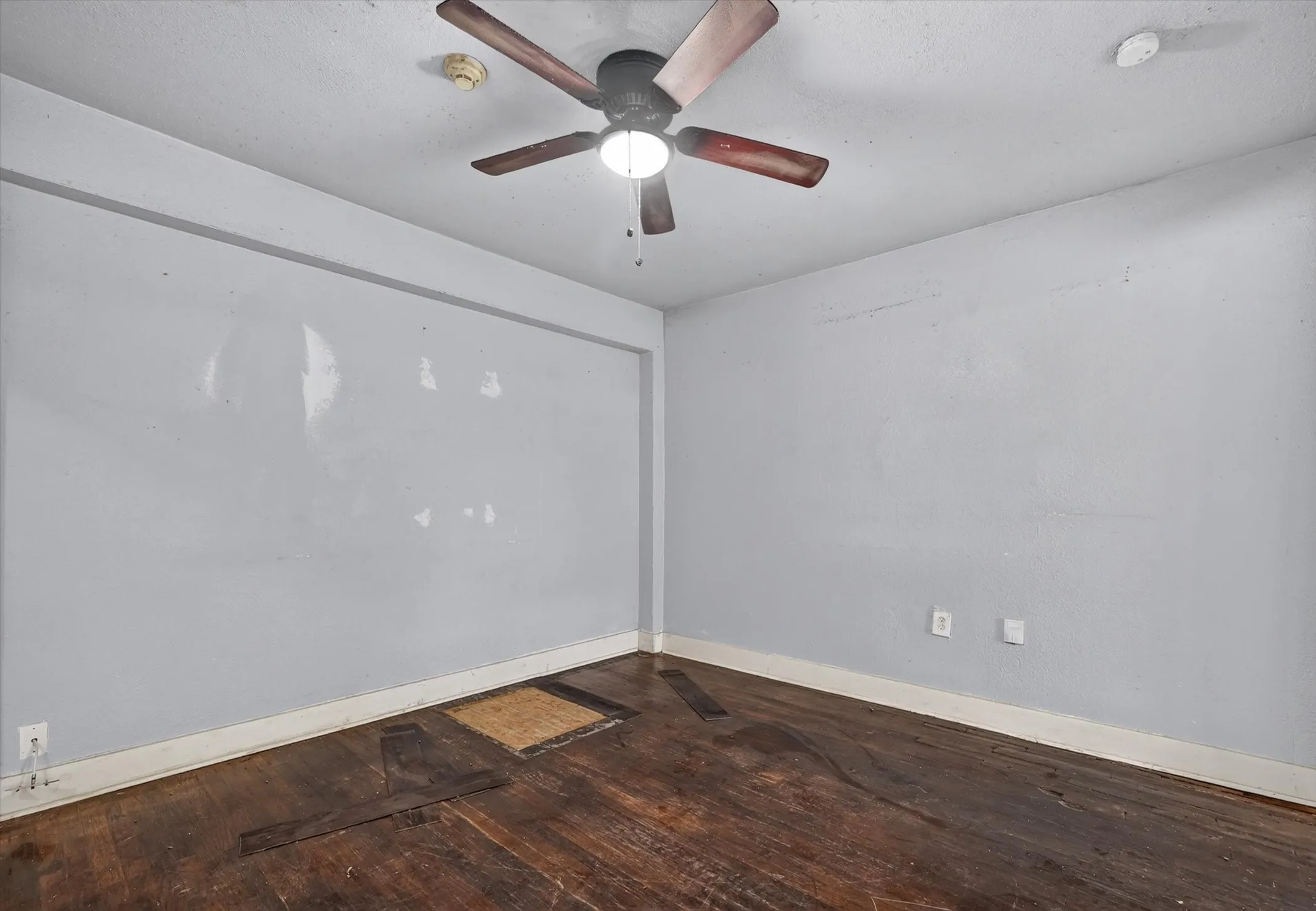 Single Family Residence For Sale in Tarrant County , 2813 E Rosedale Street, Fort Worth, Texas 76105, 2 Bedroom, 2 Bathroom, Garage spaces, 1,376 Sqft, built in 1934, mls#21357342, Real Estate Agent in Fort Worth, Homes For Sale in Tarrant county, Homes For Sale in Fort Worth, Realtor in Fort Worth Texas, Real Estate Brokerage Independent Realty Texas, Luminita Cordes Realtor