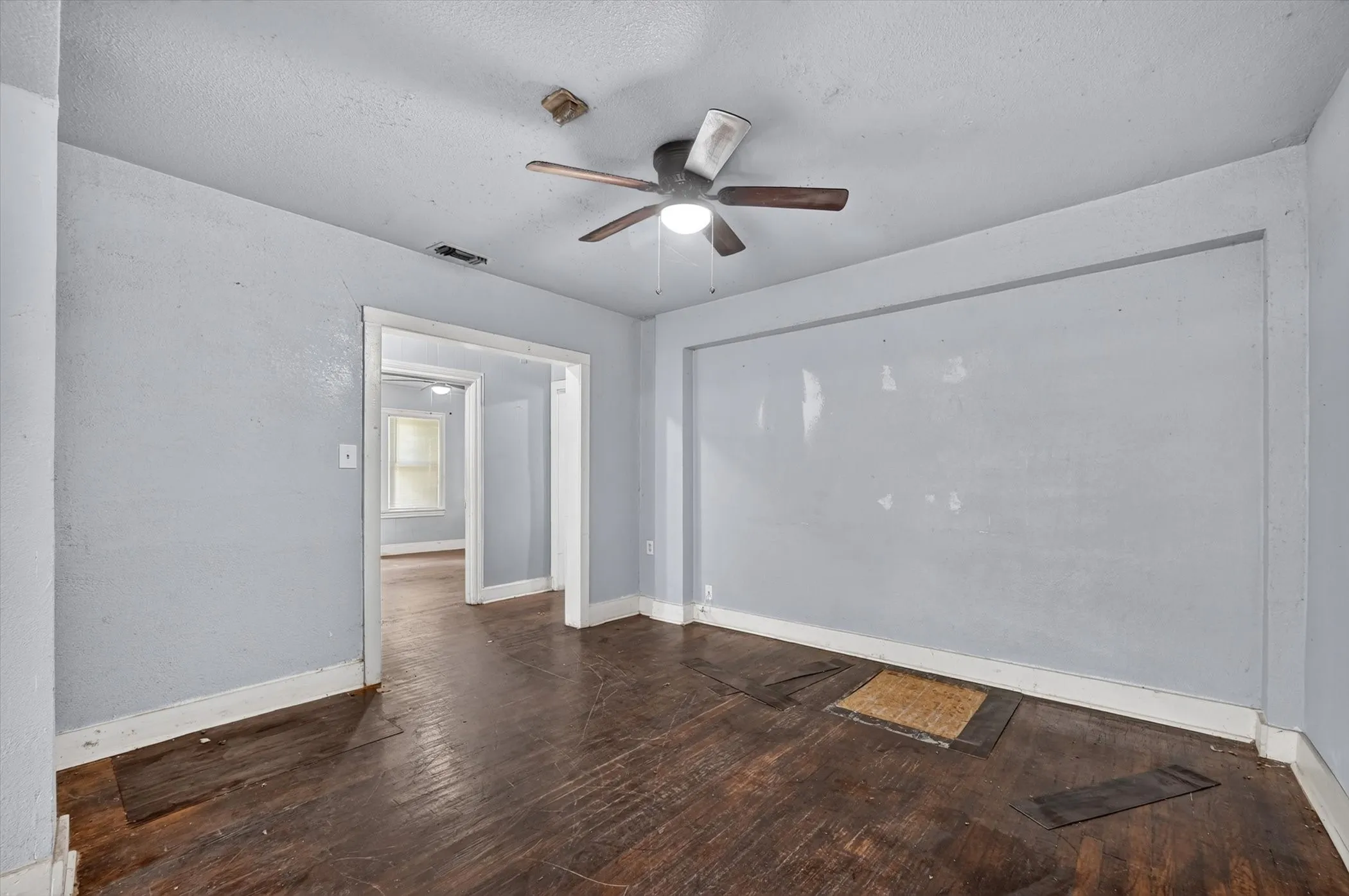 Single Family Residence For Sale in Tarrant County , 2813 E Rosedale Street, Fort Worth, Texas 76105, 2 Bedroom, 2 Bathroom, Garage spaces, 1,376 Sqft, built in 1934, mls#21357342, Real Estate Agent in Fort Worth, Homes For Sale in Tarrant county, Homes For Sale in Fort Worth, Realtor in Fort Worth Texas, Real Estate Brokerage Independent Realty Texas, Luminita Cordes Realtor