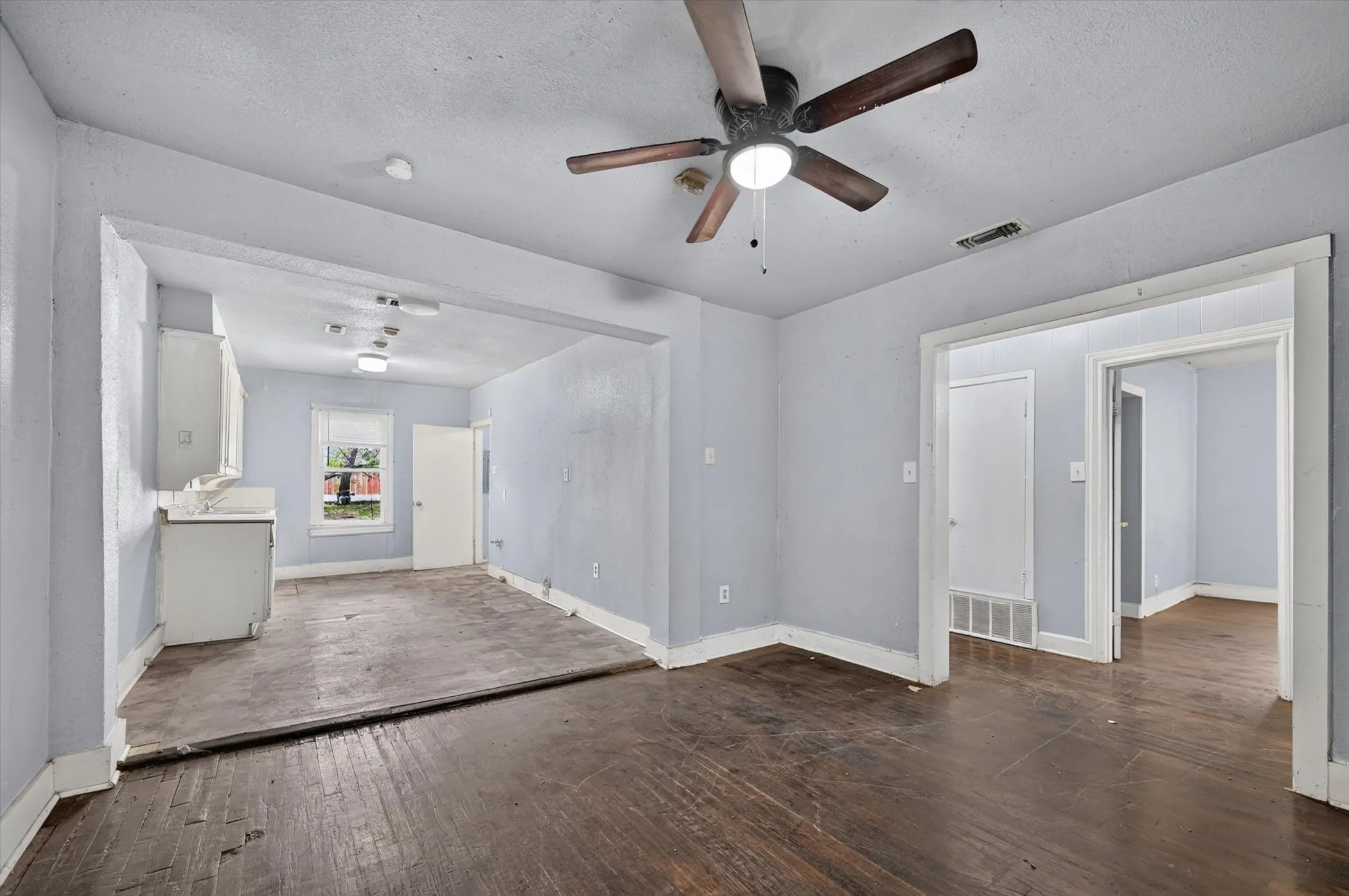 Single Family Residence For Sale in Tarrant County , 2813 E Rosedale Street, Fort Worth, Texas 76105, 2 Bedroom, 2 Bathroom, Garage spaces, 1,376 Sqft, built in 1934, mls#21357342, Real Estate Agent in Fort Worth, Homes For Sale in Tarrant county, Homes For Sale in Fort Worth, Realtor in Fort Worth Texas, Real Estate Brokerage Independent Realty Texas, Luminita Cordes Realtor