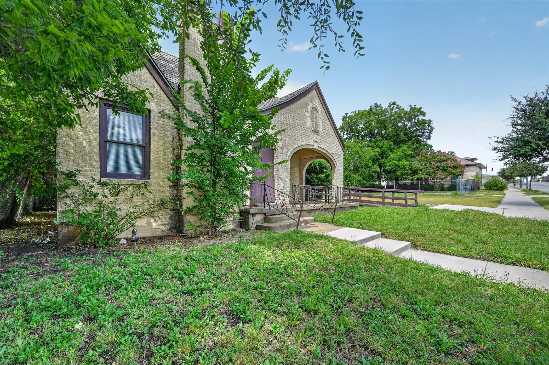 Single Family Residence For Sale in Tarrant County , 2813 E Rosedale Street, Fort Worth, Texas 76105, 2 Bedroom, 2 Bathroom, Garage spaces, 1,376 Sqft, built in 1934, mls#21357342, Real Estate Agent in Fort Worth, Homes For Sale in Tarrant county, Homes For Sale in Fort Worth, Realtor in Fort Worth Texas, Real Estate Brokerage Independent Realty Texas, Luminita Cordes Realtor