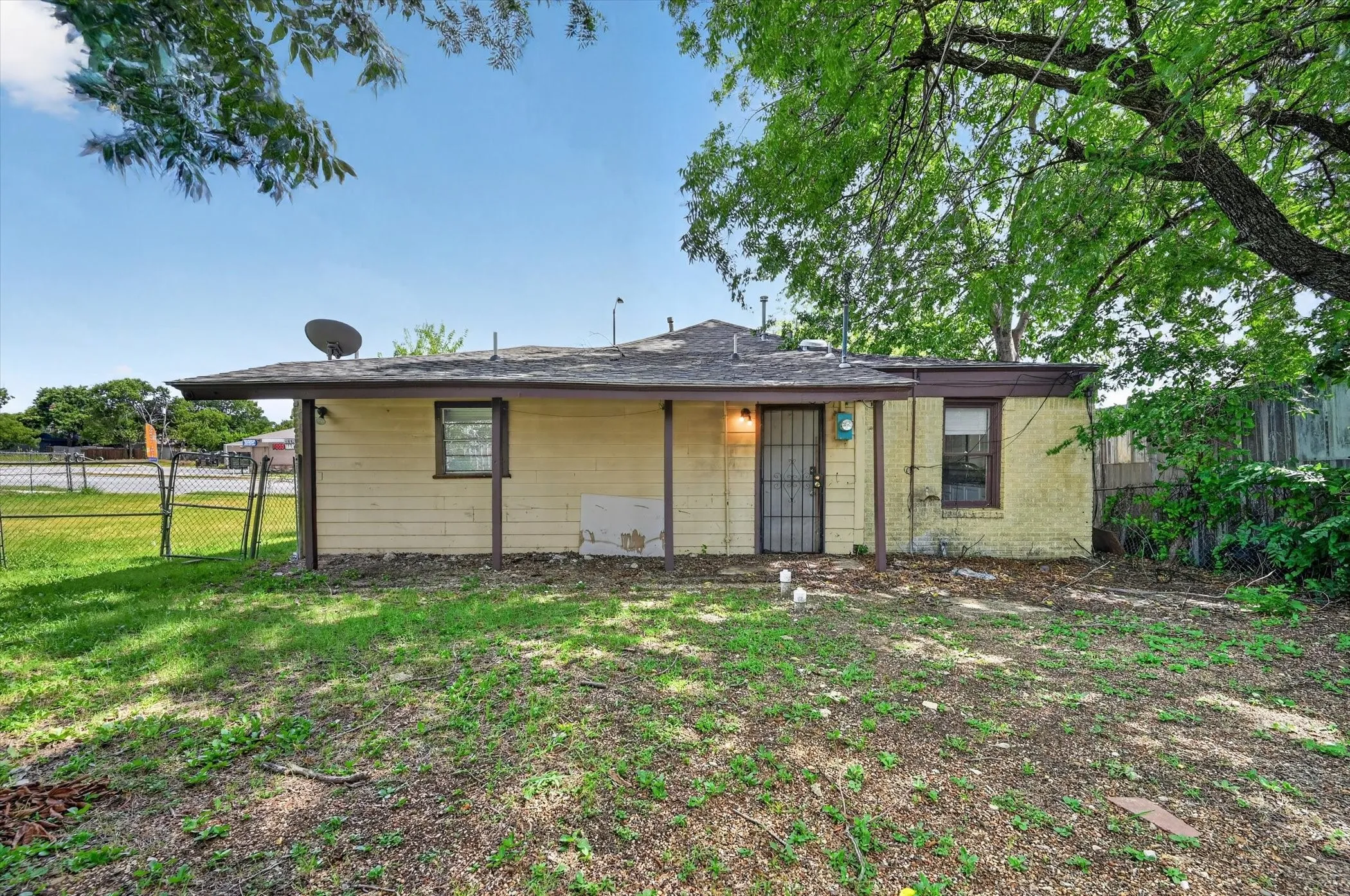 Single Family Residence For Sale in Tarrant County , 2813 E Rosedale Street, Fort Worth, Texas 76105, 2 Bedroom, 2 Bathroom, Garage spaces, 1,376 Sqft, built in 1934, mls#21357342, Real Estate Agent in Fort Worth, Homes For Sale in Tarrant county, Homes For Sale in Fort Worth, Realtor in Fort Worth Texas, Real Estate Brokerage Independent Realty Texas, Luminita Cordes Realtor