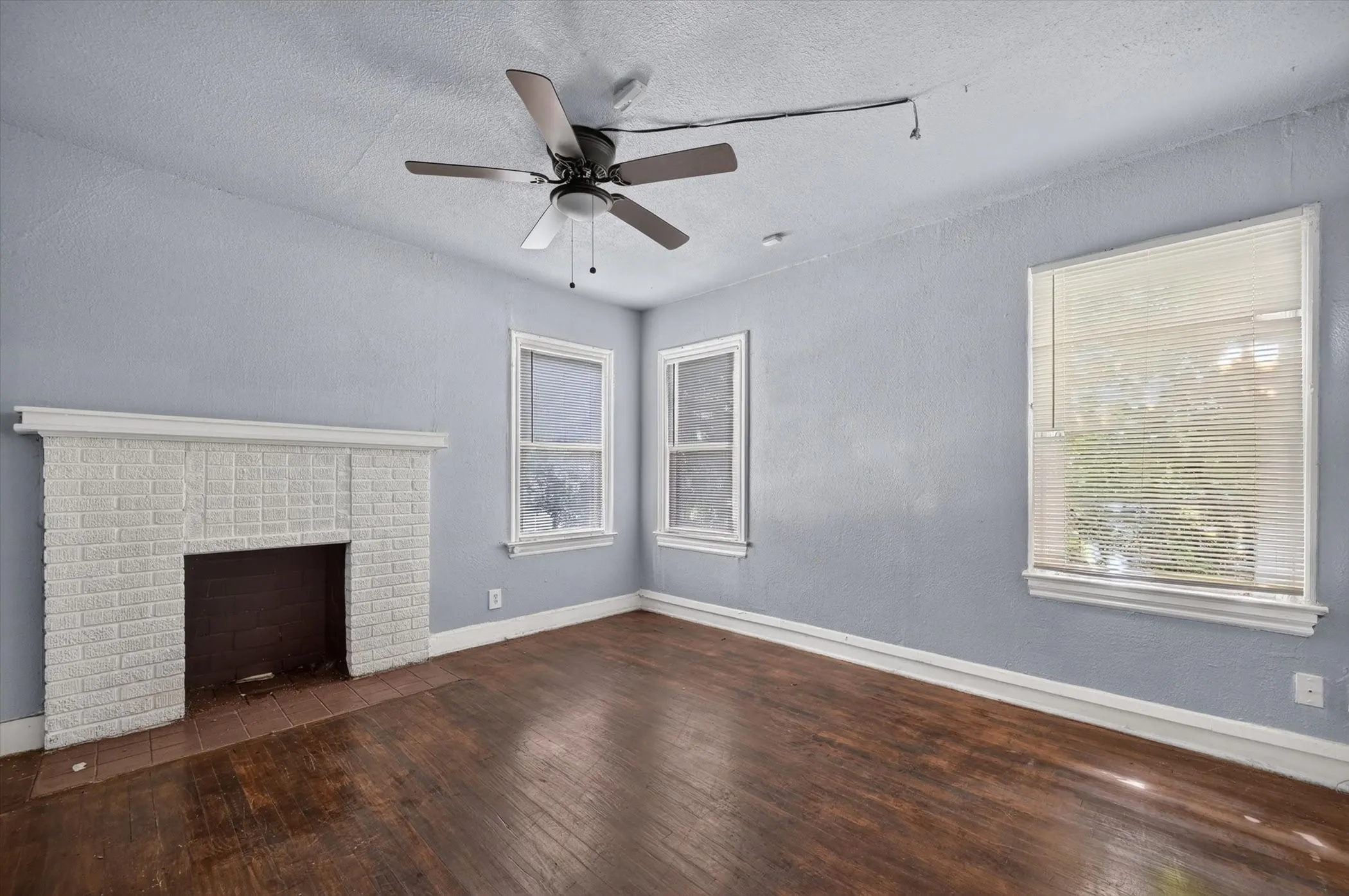 Single Family Residence For Sale in Tarrant County , 2813 E Rosedale Street, Fort Worth, Texas 76105, 2 Bedroom, 2 Bathroom, Garage spaces, 1,376 Sqft, built in 1934, mls#21357342, Real Estate Agent in Fort Worth, Homes For Sale in Tarrant county, Homes For Sale in Fort Worth, Realtor in Fort Worth Texas, Real Estate Brokerage Independent Realty Texas, Luminita Cordes Realtor