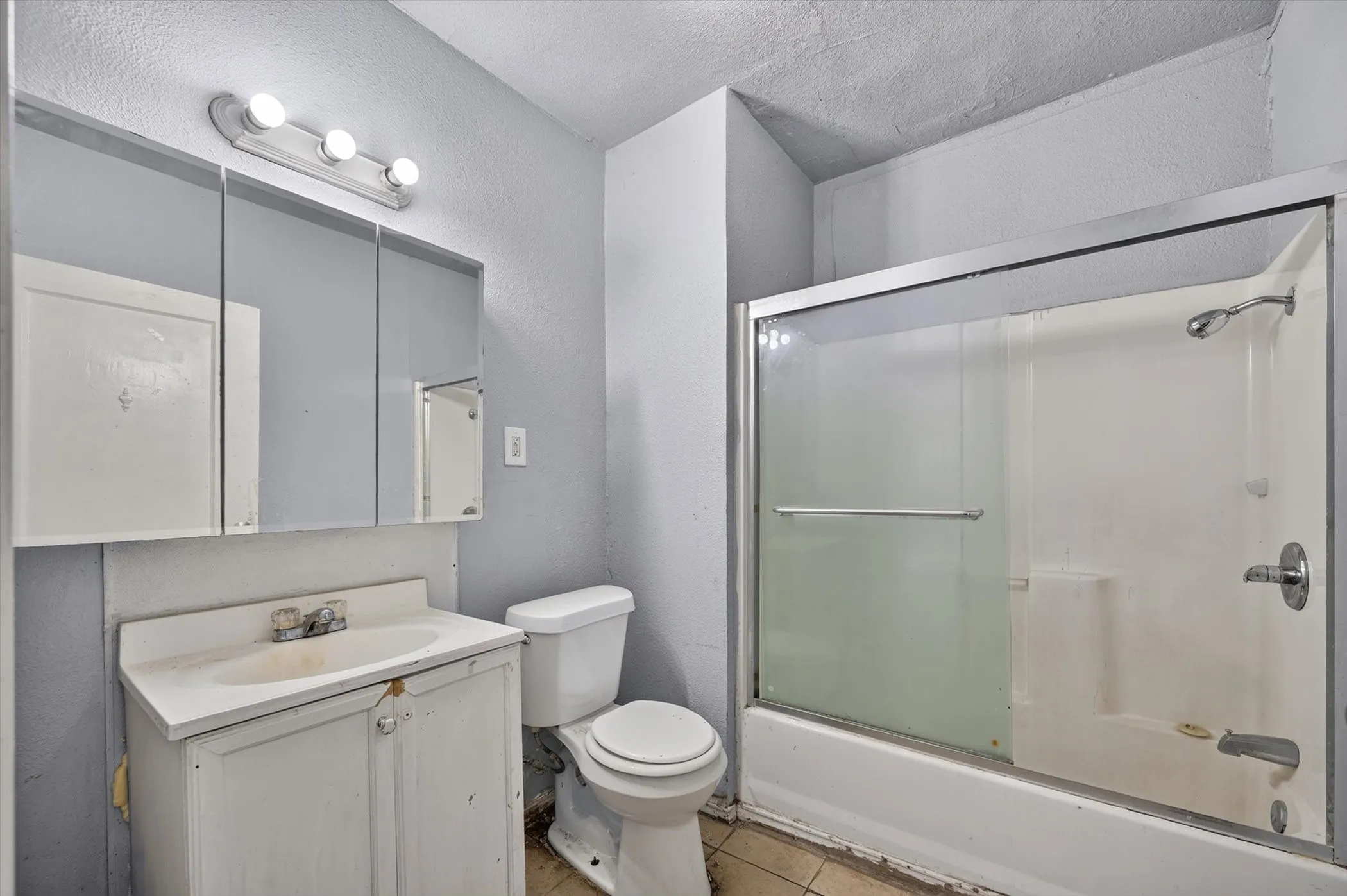 Single Family Residence For Sale in Tarrant County , 2813 E Rosedale Street, Fort Worth, Texas 76105, 2 Bedroom, 2 Bathroom, Garage spaces, 1,376 Sqft, built in 1934, mls#21357342, Real Estate Agent in Fort Worth, Homes For Sale in Tarrant county, Homes For Sale in Fort Worth, Realtor in Fort Worth Texas, Real Estate Brokerage Independent Realty Texas, Luminita Cordes Realtor