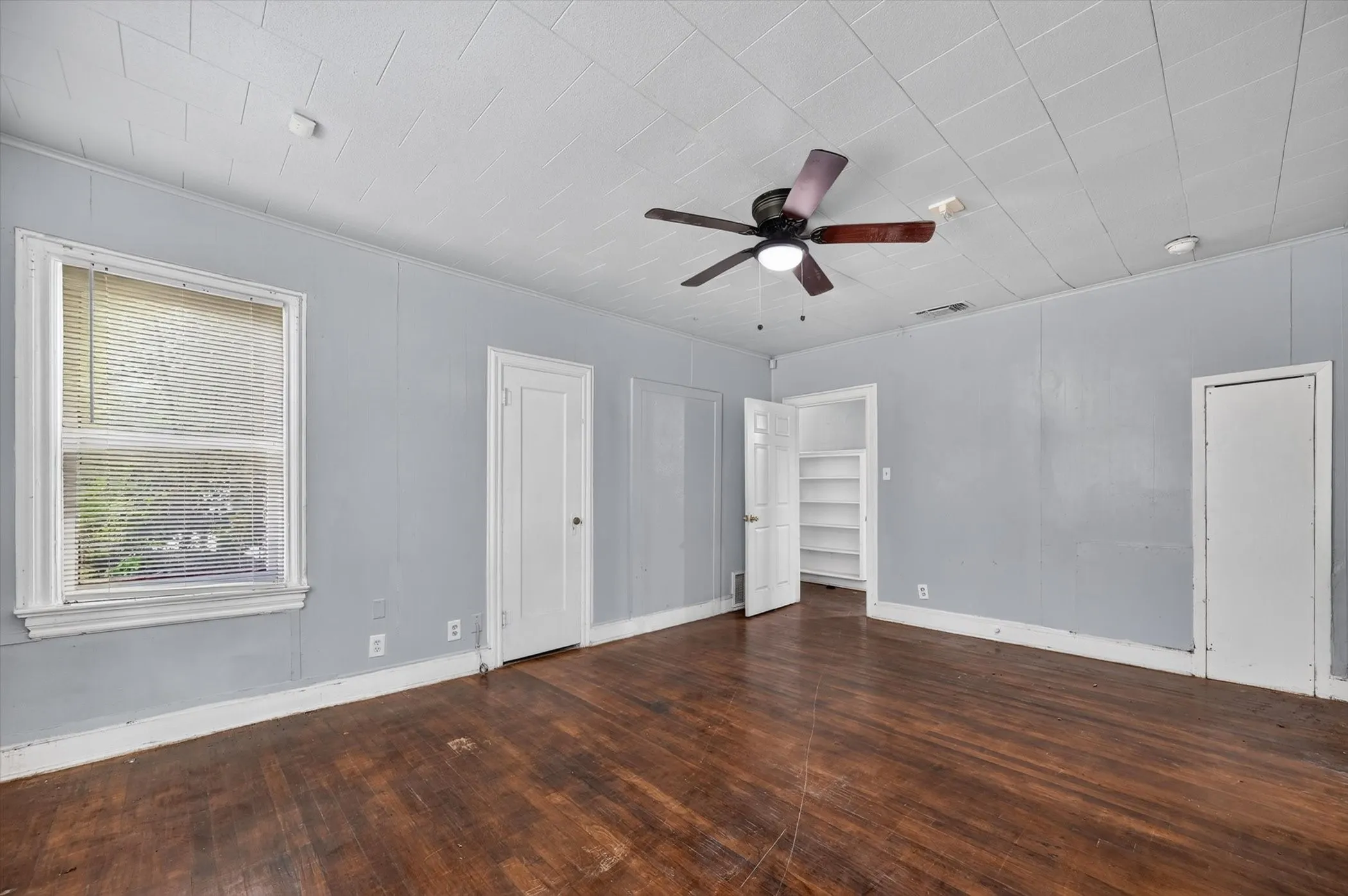 Single Family Residence For Sale in Tarrant County , 2813 E Rosedale Street, Fort Worth, Texas 76105, 2 Bedroom, 2 Bathroom, Garage spaces, 1,376 Sqft, built in 1934, mls#21357342, Real Estate Agent in Fort Worth, Homes For Sale in Tarrant county, Homes For Sale in Fort Worth, Realtor in Fort Worth Texas, Real Estate Brokerage Independent Realty Texas, Luminita Cordes Realtor