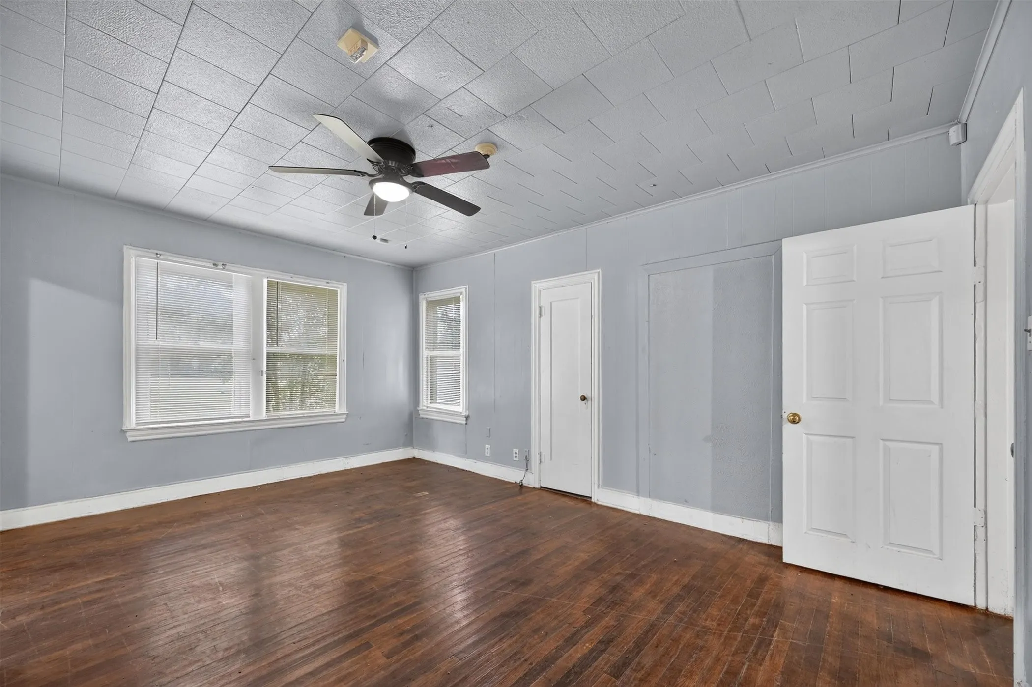 Single Family Residence For Sale in Tarrant County , 2813 E Rosedale Street, Fort Worth, Texas 76105, 2 Bedroom, 2 Bathroom, Garage spaces, 1,376 Sqft, built in 1934, mls#21357342, Real Estate Agent in Fort Worth, Homes For Sale in Tarrant county, Homes For Sale in Fort Worth, Realtor in Fort Worth Texas, Real Estate Brokerage Independent Realty Texas, Luminita Cordes Realtor