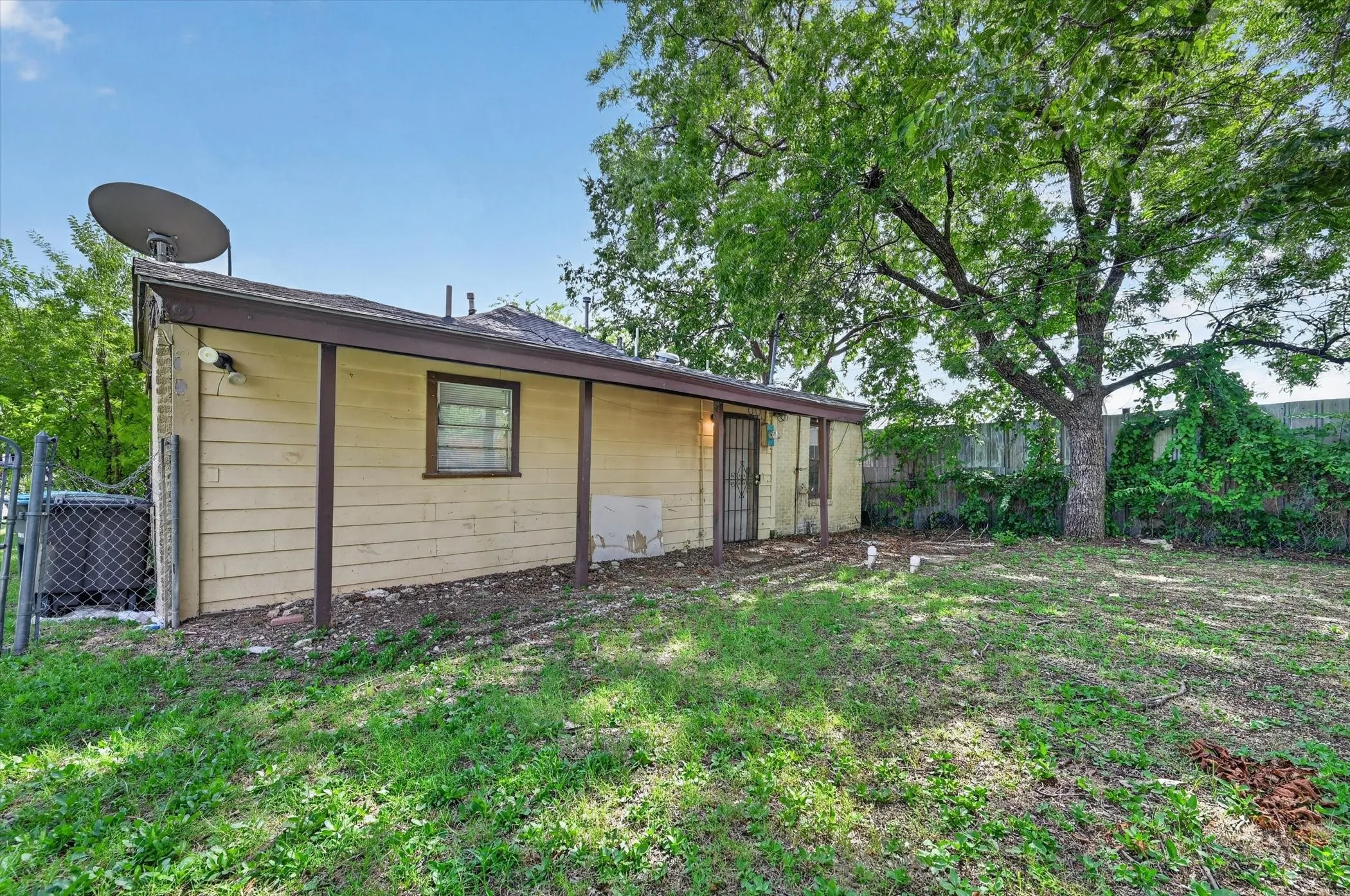Single Family Residence For Sale in Tarrant County , 2813 E Rosedale Street, Fort Worth, Texas 76105, 2 Bedroom, 2 Bathroom, Garage spaces, 1,376 Sqft, built in 1934, mls#21357342, Real Estate Agent in Fort Worth, Homes For Sale in Tarrant county, Homes For Sale in Fort Worth, Realtor in Fort Worth Texas, Real Estate Brokerage Independent Realty Texas, Luminita Cordes Realtor