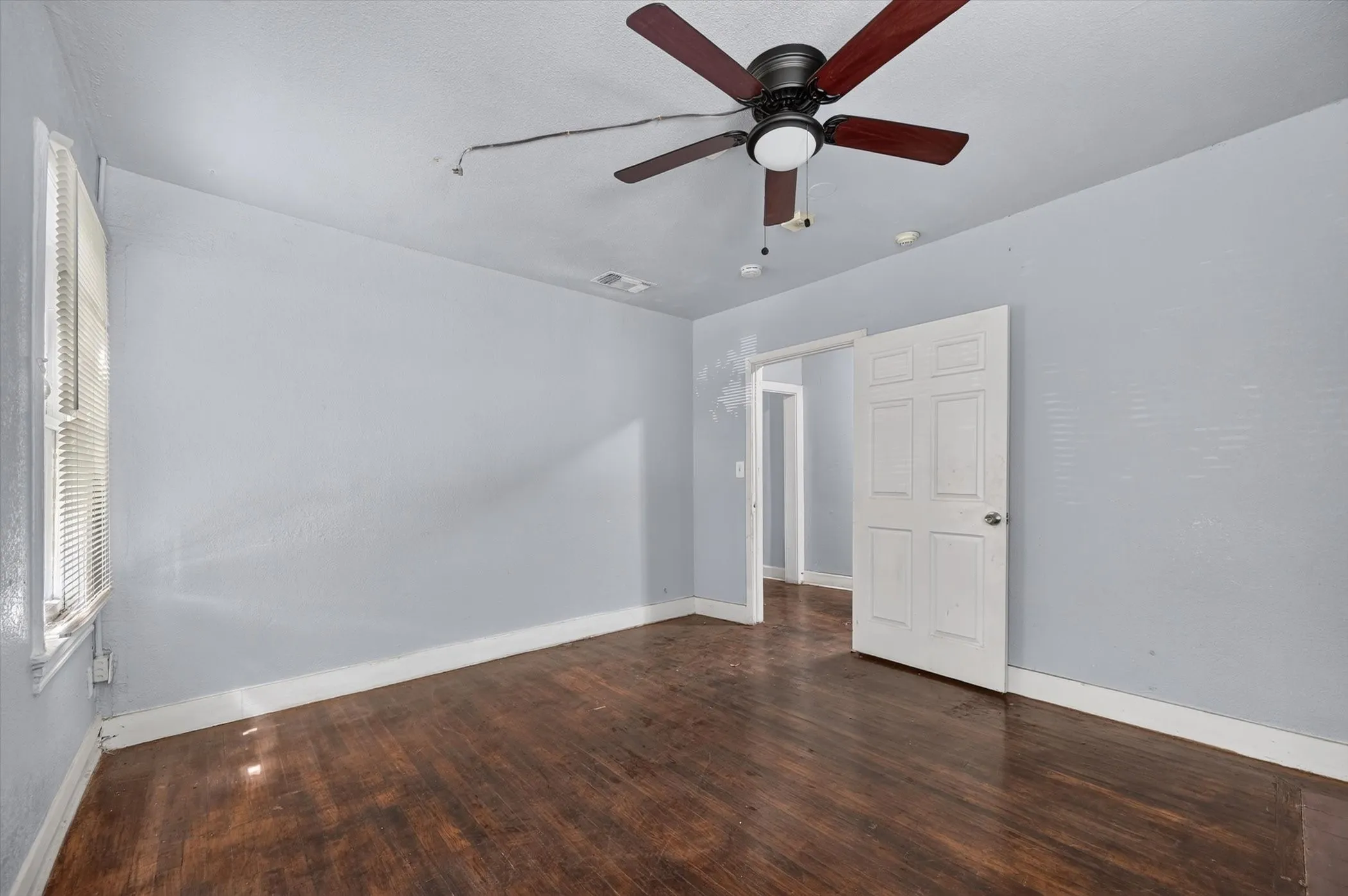 Single Family Residence For Sale in Tarrant County , 2813 E Rosedale Street, Fort Worth, Texas 76105, 2 Bedroom, 2 Bathroom, Garage spaces, 1,376 Sqft, built in 1934, mls#21357342, Real Estate Agent in Fort Worth, Homes For Sale in Tarrant county, Homes For Sale in Fort Worth, Realtor in Fort Worth Texas, Real Estate Brokerage Independent Realty Texas, Luminita Cordes Realtor