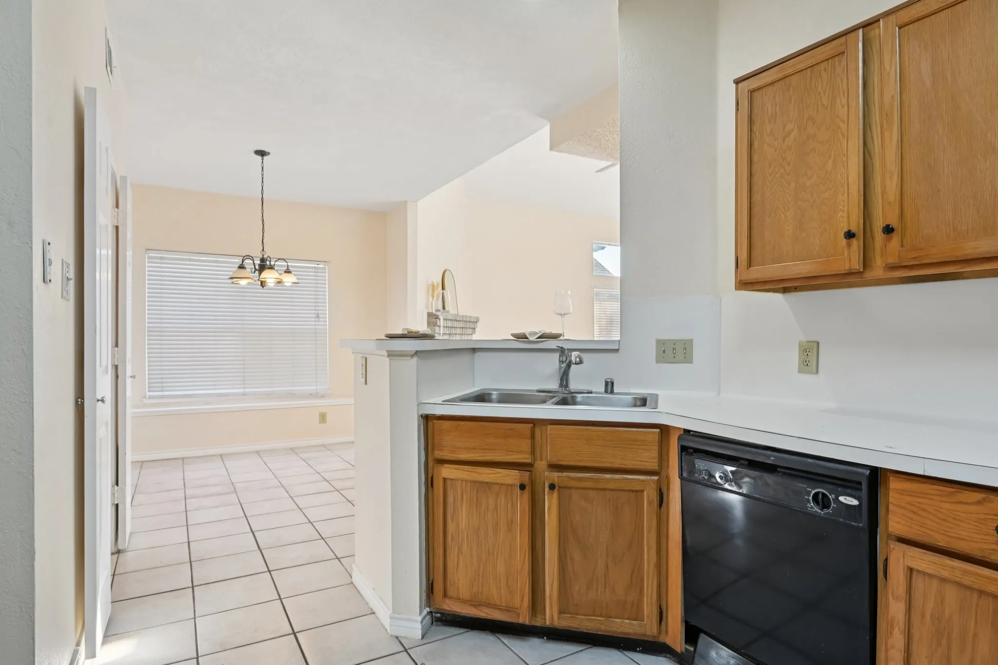 Single Family Residence For Sale in Dallas County , 6409 Wildhaven Drive, Rowlett, Texas 75089, 3 Bedroom, 3 Bathroom, 2 Garage spaces, 1,465 Sqft, built in 1991, mls#21357449, Real Estate Agent in Rowlett, Homes For Sale in Dallas county, Homes For Sale in Rowlett, Realtor in Rowlett Texas, Real Estate Brokerage Independent Realty Texas, Luminita Cordes Realtor