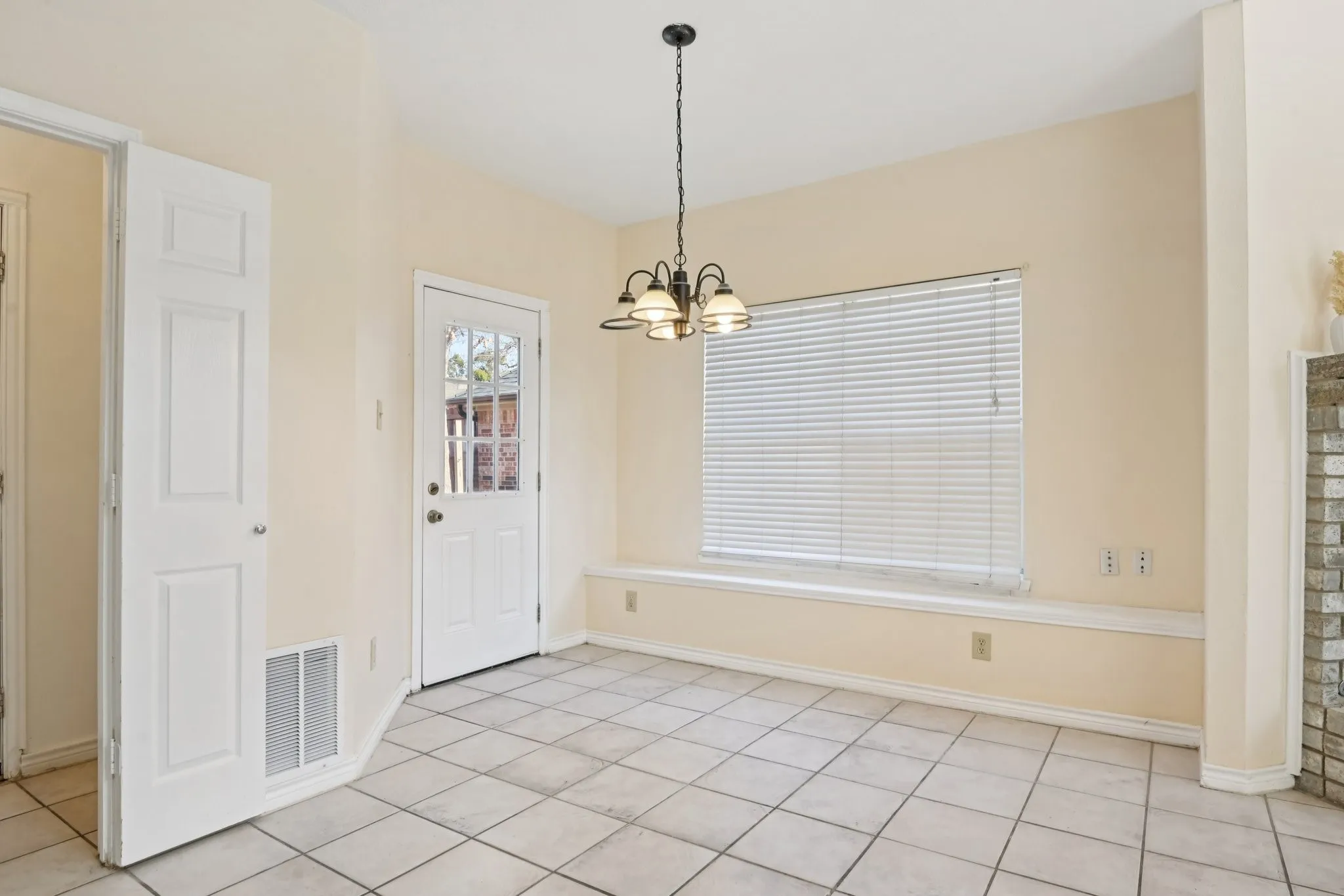Single Family Residence For Sale in Dallas County , 6409 Wildhaven Drive, Rowlett, Texas 75089, 3 Bedroom, 3 Bathroom, 2 Garage spaces, 1,465 Sqft, built in 1991, mls#21357449, Real Estate Agent in Rowlett, Homes For Sale in Dallas county, Homes For Sale in Rowlett, Realtor in Rowlett Texas, Real Estate Brokerage Independent Realty Texas, Luminita Cordes Realtor