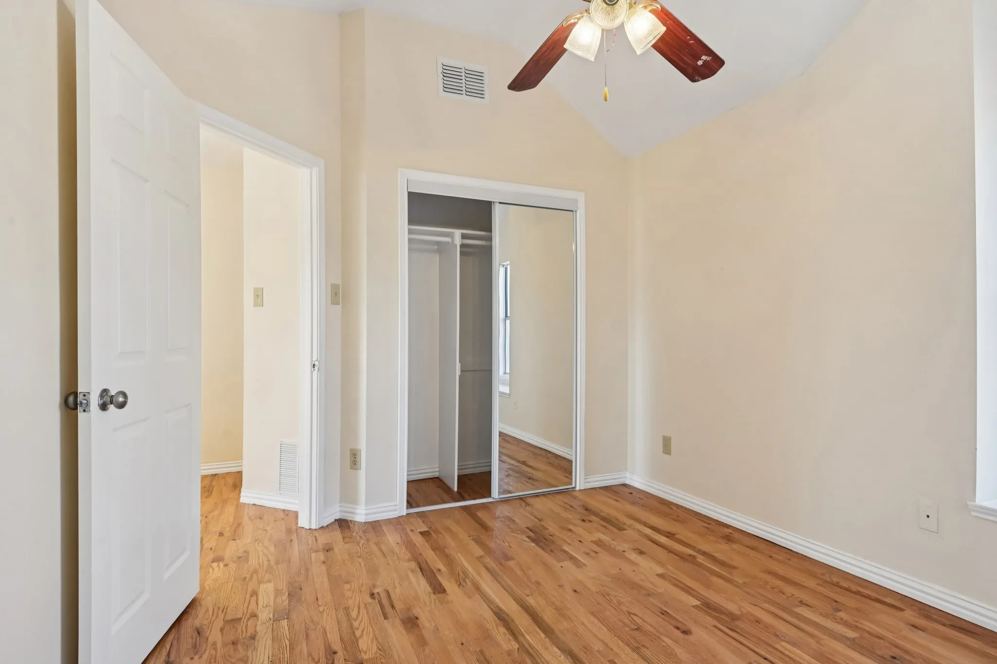 Single Family Residence For Sale in Dallas County , 6409 Wildhaven Drive, Rowlett, Texas 75089, 3 Bedroom, 3 Bathroom, 2 Garage spaces, 1,465 Sqft, built in 1991, mls#21357449, Real Estate Agent in Rowlett, Homes For Sale in Dallas county, Homes For Sale in Rowlett, Realtor in Rowlett Texas, Real Estate Brokerage Independent Realty Texas, Luminita Cordes Realtor