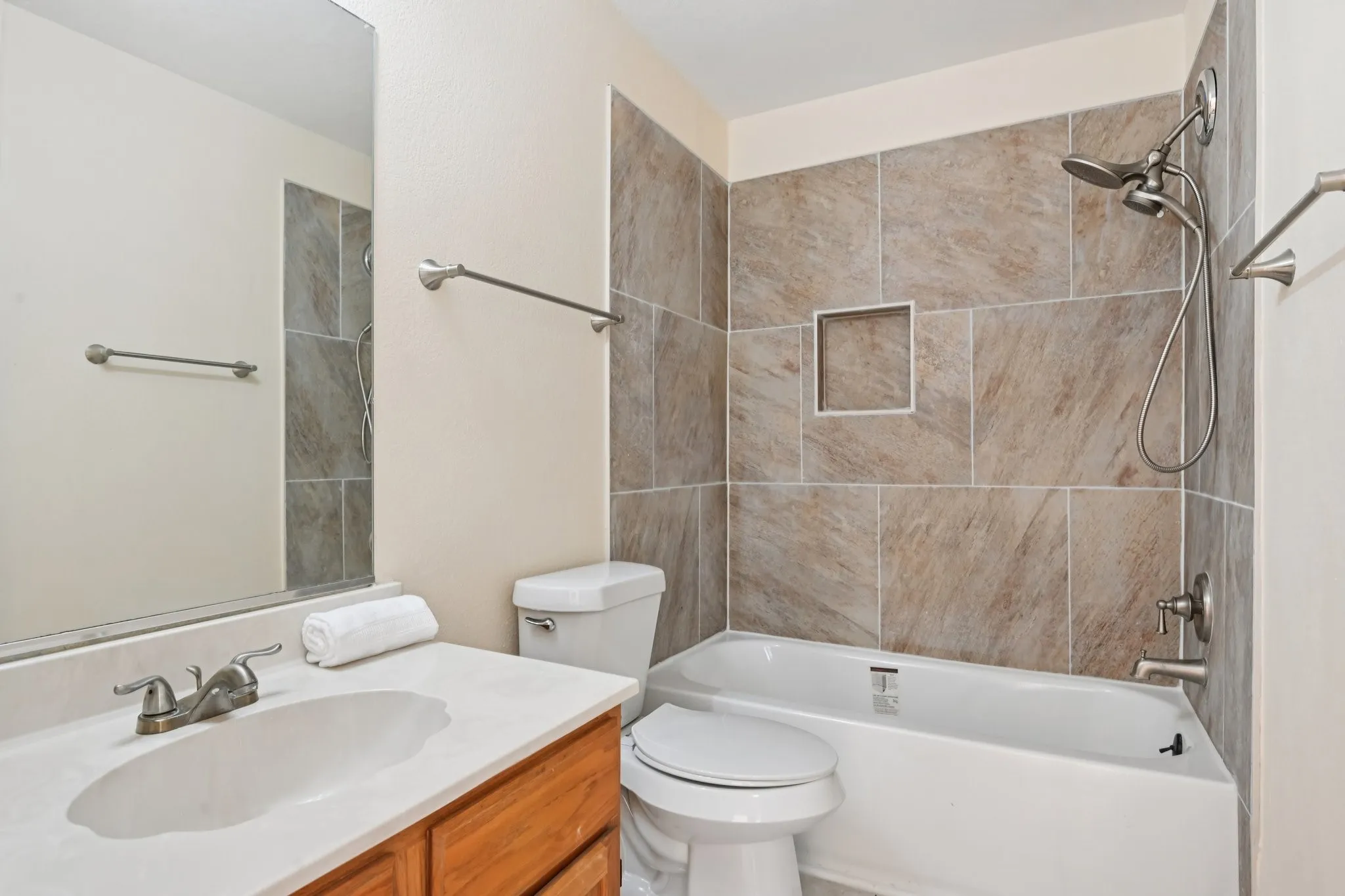 Single Family Residence For Sale in Dallas County , 6409 Wildhaven Drive, Rowlett, Texas 75089, 3 Bedroom, 3 Bathroom, 2 Garage spaces, 1,465 Sqft, built in 1991, mls#21357449, Real Estate Agent in Rowlett, Homes For Sale in Dallas county, Homes For Sale in Rowlett, Realtor in Rowlett Texas, Real Estate Brokerage Independent Realty Texas, Luminita Cordes Realtor