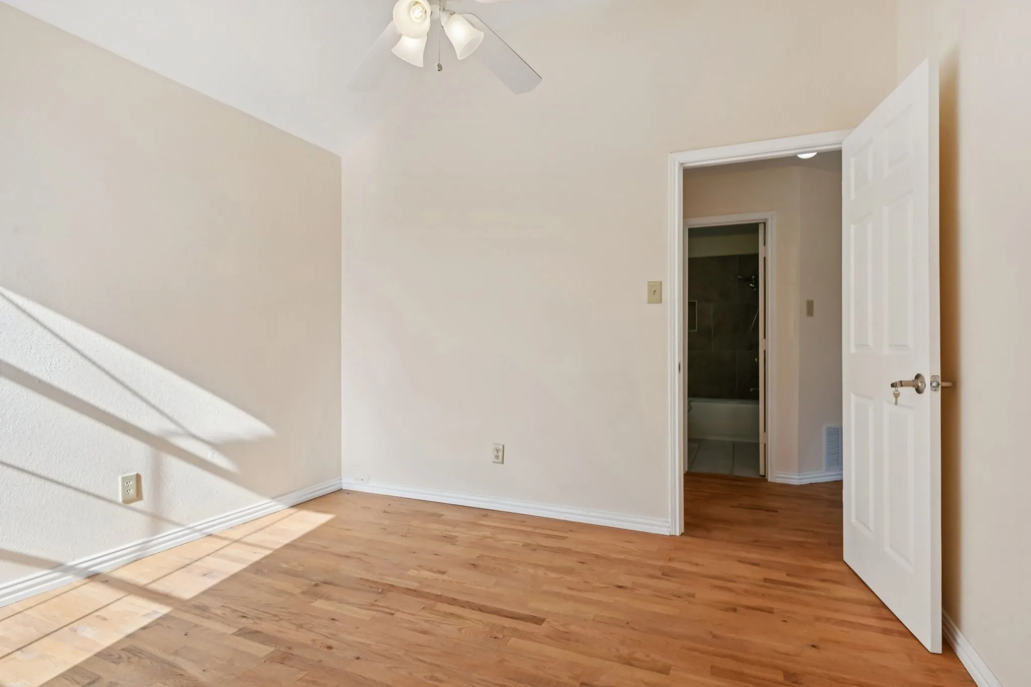 Single Family Residence For Sale in Dallas County , 6409 Wildhaven Drive, Rowlett, Texas 75089, 3 Bedroom, 3 Bathroom, 2 Garage spaces, 1,465 Sqft, built in 1991, mls#21357449, Real Estate Agent in Rowlett, Homes For Sale in Dallas county, Homes For Sale in Rowlett, Realtor in Rowlett Texas, Real Estate Brokerage Independent Realty Texas, Luminita Cordes Realtor
