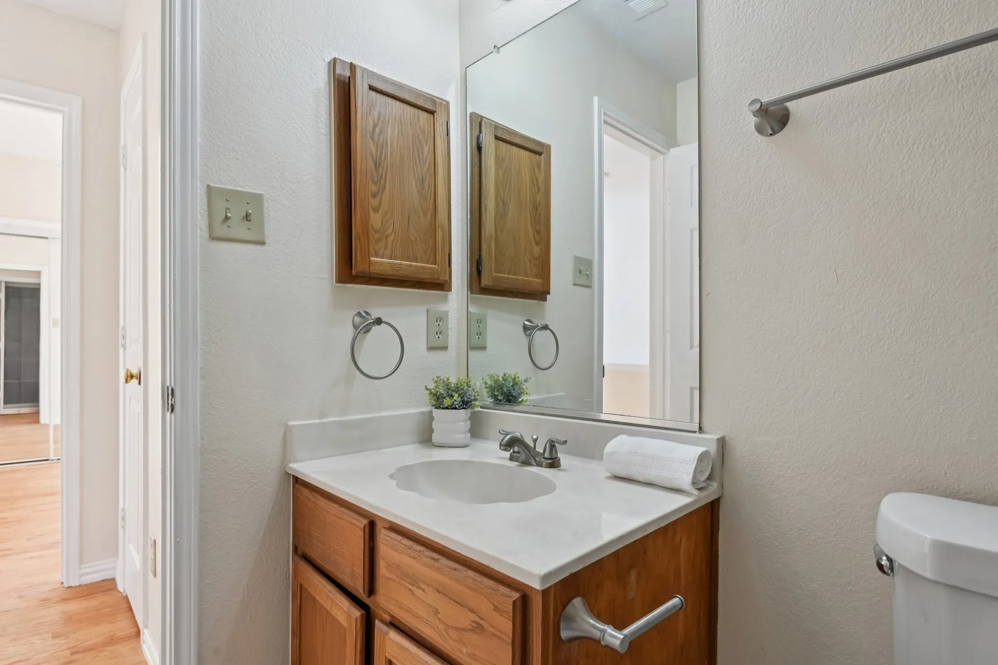Single Family Residence For Sale in Dallas County , 6409 Wildhaven Drive, Rowlett, Texas 75089, 3 Bedroom, 3 Bathroom, 2 Garage spaces, 1,465 Sqft, built in 1991, mls#21357449, Real Estate Agent in Rowlett, Homes For Sale in Dallas county, Homes For Sale in Rowlett, Realtor in Rowlett Texas, Real Estate Brokerage Independent Realty Texas, Luminita Cordes Realtor