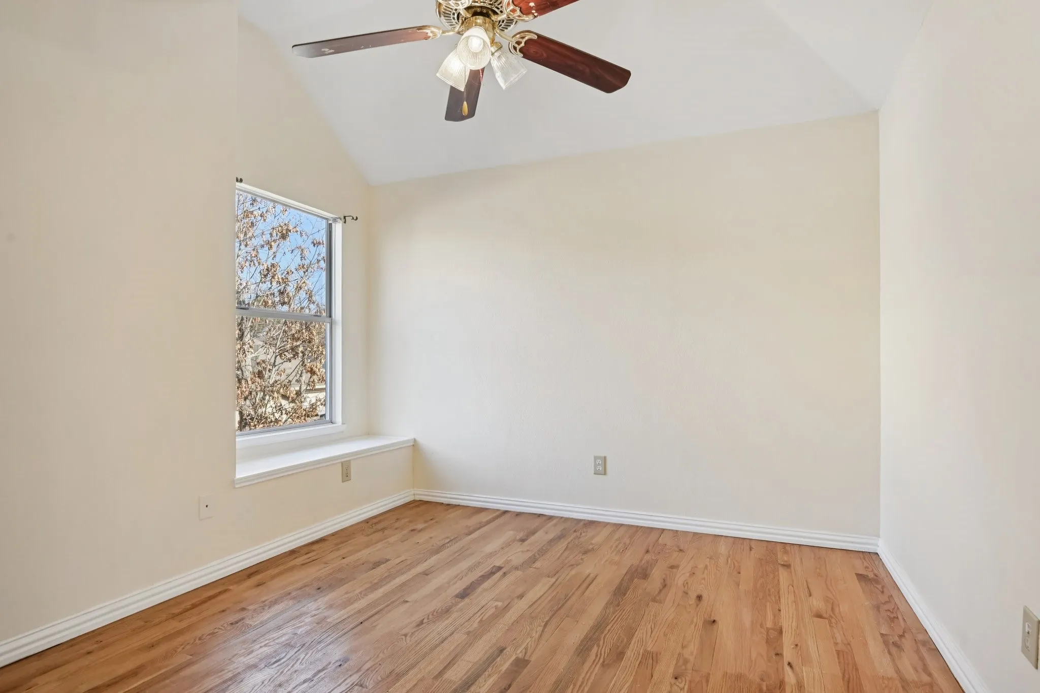 Single Family Residence For Sale in Dallas County , 6409 Wildhaven Drive, Rowlett, Texas 75089, 3 Bedroom, 3 Bathroom, 2 Garage spaces, 1,465 Sqft, built in 1991, mls#21357449, Real Estate Agent in Rowlett, Homes For Sale in Dallas county, Homes For Sale in Rowlett, Realtor in Rowlett Texas, Real Estate Brokerage Independent Realty Texas, Luminita Cordes Realtor