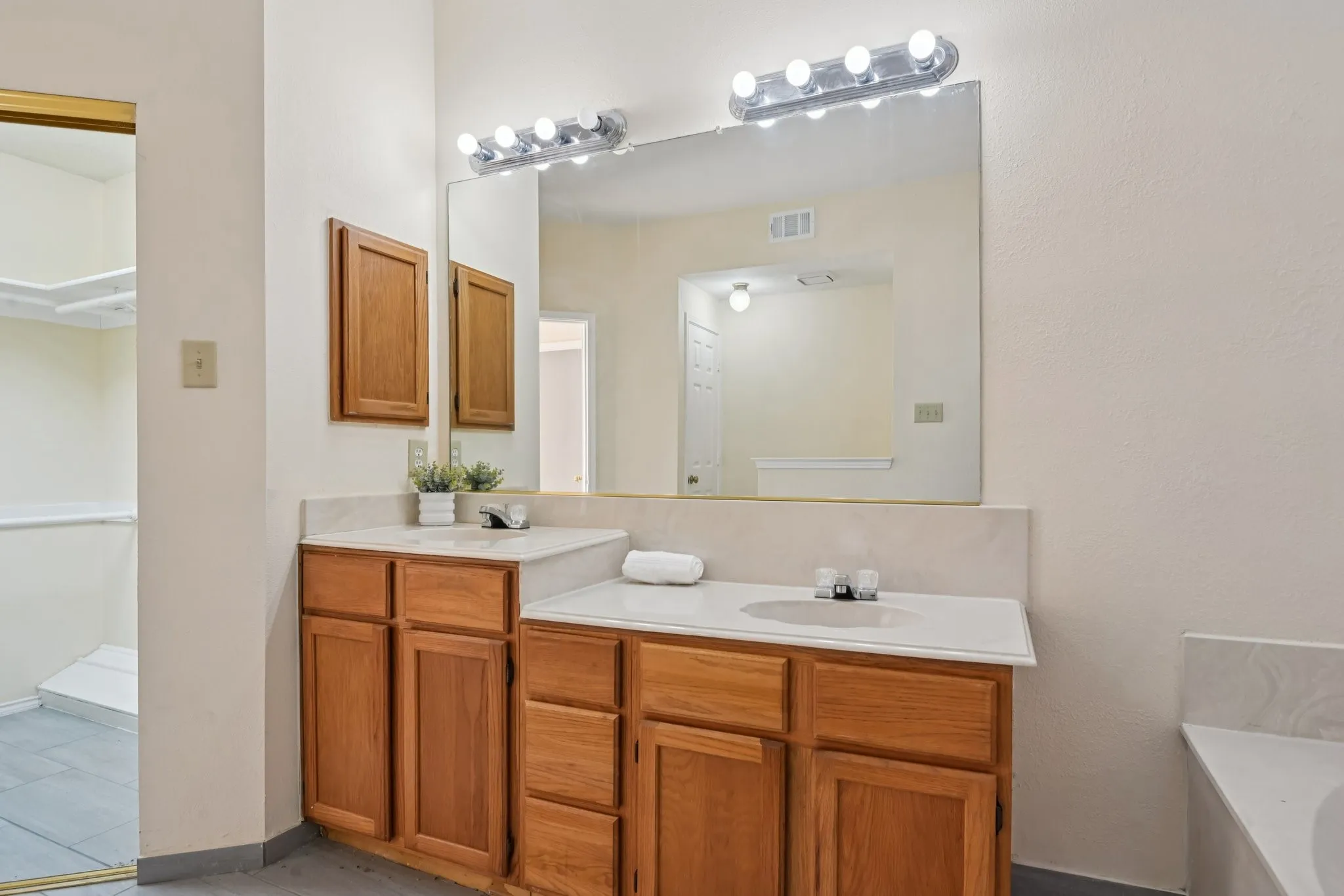 Single Family Residence For Sale in Dallas County , 6409 Wildhaven Drive, Rowlett, Texas 75089, 3 Bedroom, 3 Bathroom, 2 Garage spaces, 1,465 Sqft, built in 1991, mls#21357449, Real Estate Agent in Rowlett, Homes For Sale in Dallas county, Homes For Sale in Rowlett, Realtor in Rowlett Texas, Real Estate Brokerage Independent Realty Texas, Luminita Cordes Realtor