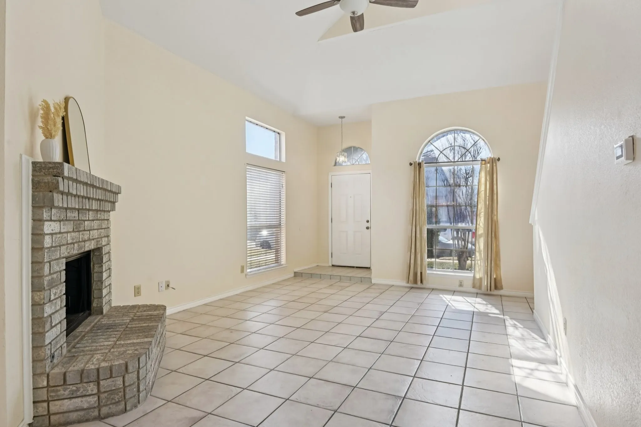 Single Family Residence For Sale in Dallas County , 6409 Wildhaven Drive, Rowlett, Texas 75089, 3 Bedroom, 3 Bathroom, 2 Garage spaces, 1,465 Sqft, built in 1991, mls#21357449, Real Estate Agent in Rowlett, Homes For Sale in Dallas county, Homes For Sale in Rowlett, Realtor in Rowlett Texas, Real Estate Brokerage Independent Realty Texas, Luminita Cordes Realtor