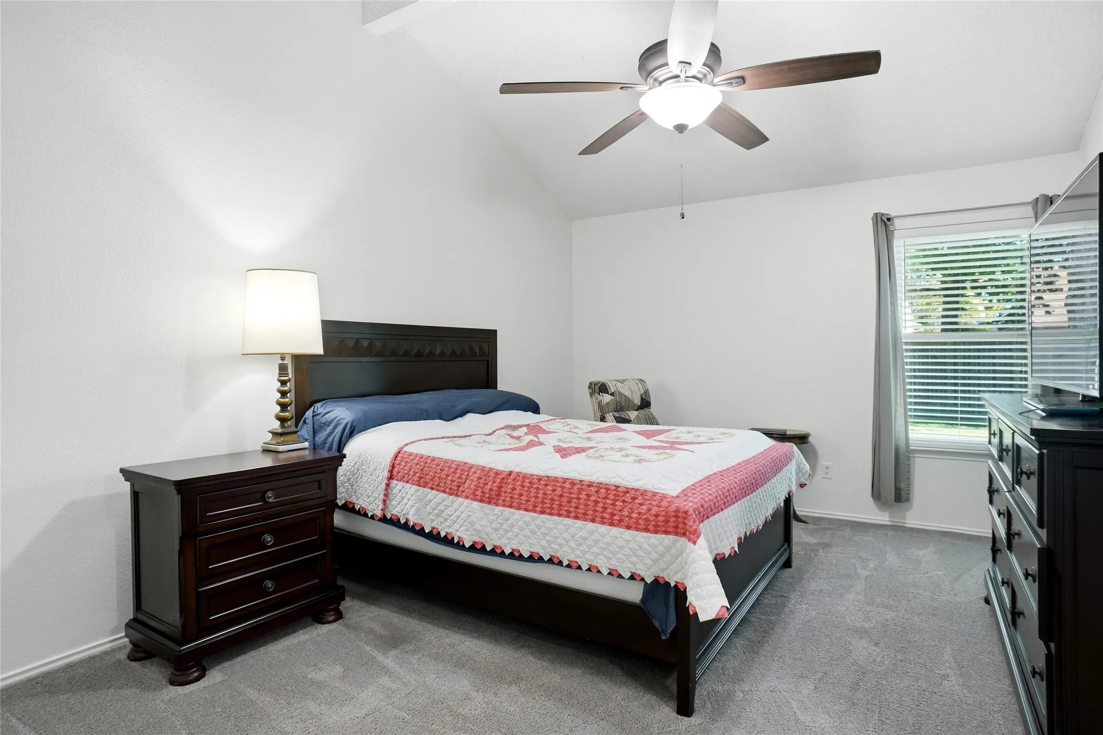 Vaulted ceiling with a ceiling fan