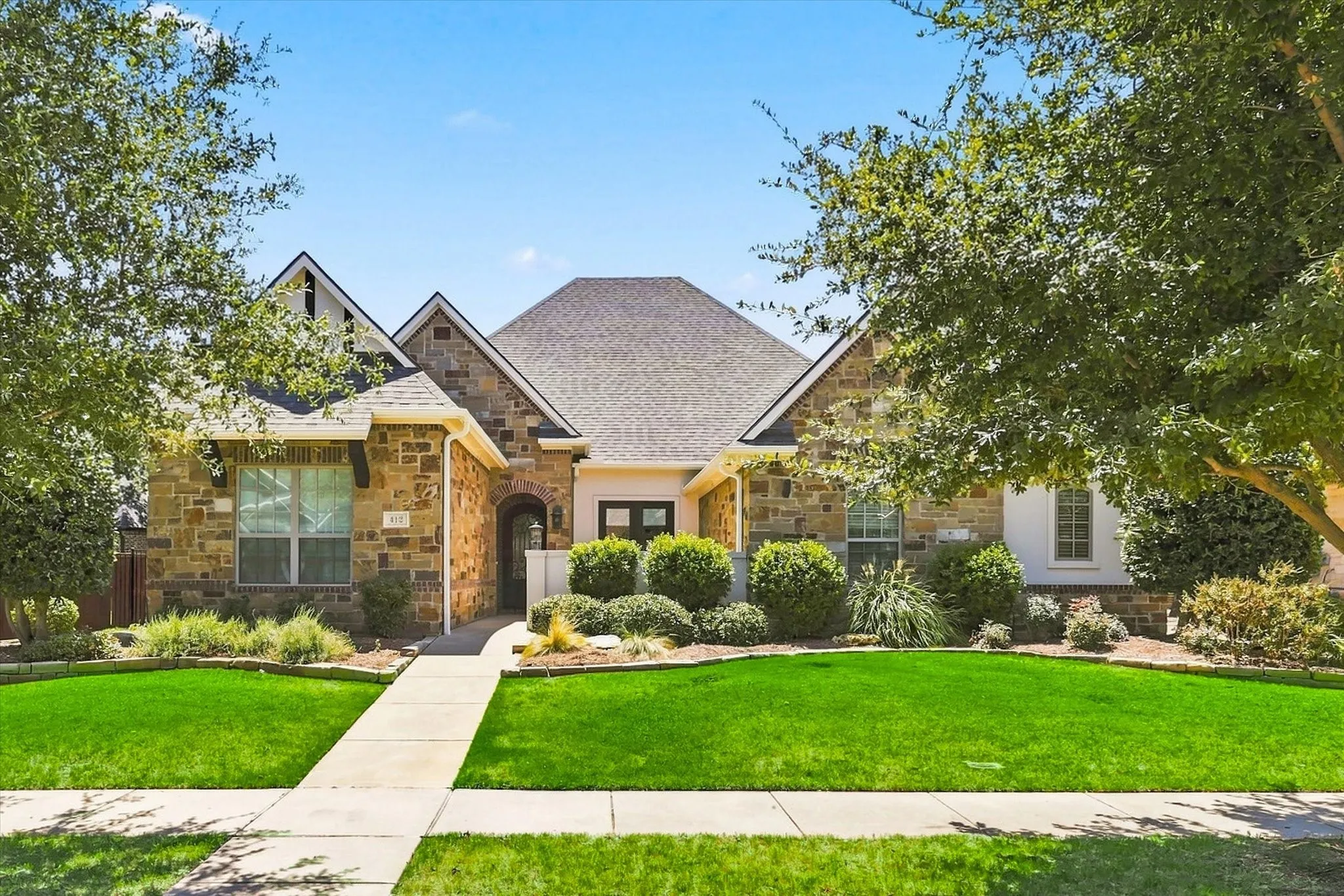 Single Family Residence For Sale in Denton County , 412 Nora Lane, Argyle, Texas 76226, 4 Bedroom, 3 Bathroom, 3 Garage spaces, 3,112 Sqft, built in 2015, mls#21356664, Real Estate Agent in Argyle, Homes For Sale in Denton county, Homes For Sale in Argyle, Realtor in Argyle Texas, Real Estate Brokerage Independent Realty Texas, Luminita Cordes Realtor