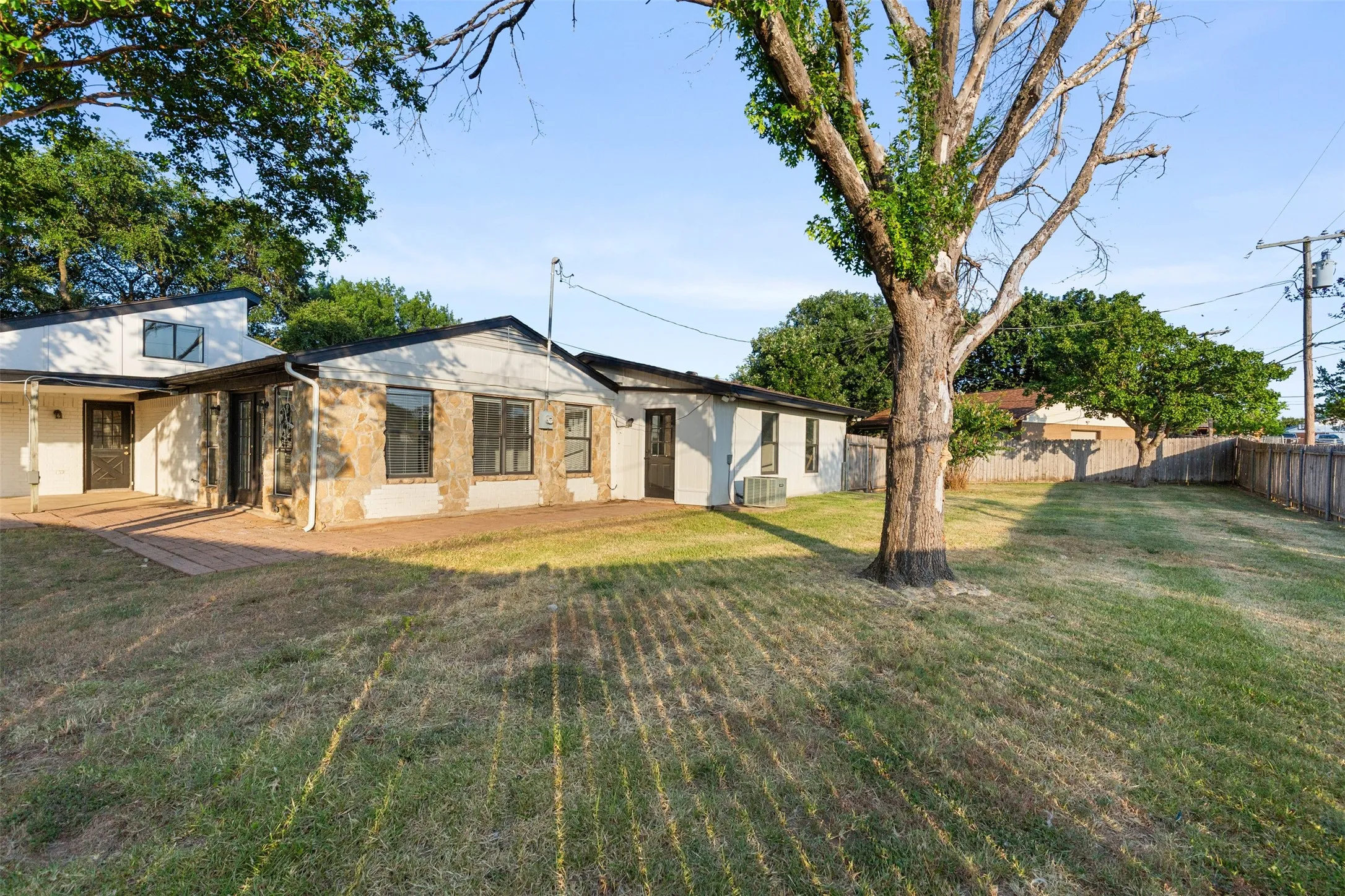 Single Family Residence For Sale in Mc Lennan County , 401 Lindenwood Lane W, Hewitt, Texas 76643, 4 Bedroom, 3 Bathroom, 2 Garage spaces, 2,126 Sqft, built in 1981, mls#21357379, Real Estate Agent in Hewitt, Homes For Sale in Mc Lennan county, Homes For Sale in Hewitt, Realtor in Hewitt Texas, Real Estate Brokerage Independent Realty Texas, Luminita Cordes Realtor